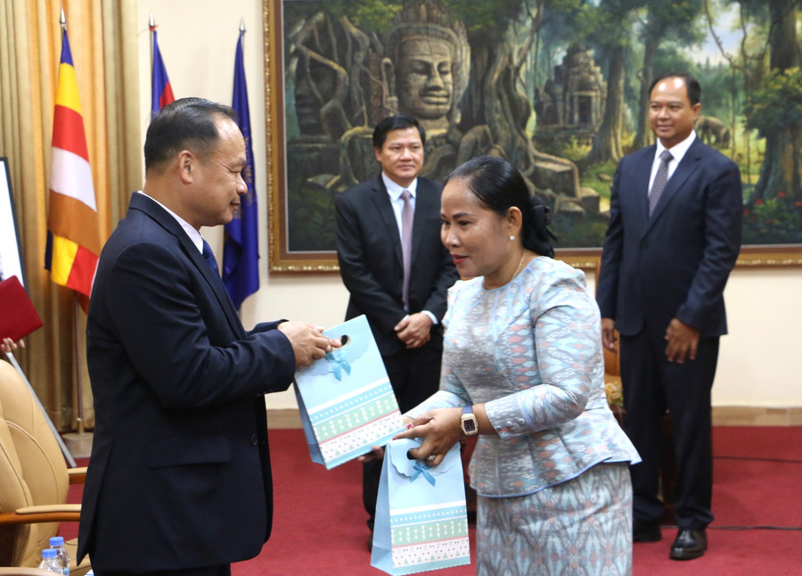 Lãnh đạo tỉnh Preah Vihear tặng quà lưu niệm cho Phó Chủ tịch UBND tỉnh Gia Lai Dương Mah Tiệp (bìa trái). Ảnh: Q.T lanh-dao-tinh-preah-vihear-tang-qua-luu-niem-cho-pho-chu-tich-ubnd-tinh-gia-lai-duong-mah-tiep.jpg