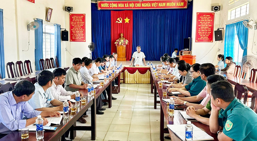 Ủy viên Ban Chấp hành Trung ương Đảng, Bí thư Tỉnh ủy, Chủ tịch HĐND tỉnh Hồ Văn Niên phát biểu chỉ đạo tại buổi làm việc với Thường trực Huyện ủy Chư Prông và Đảng ủy xã Ia Phìn (huyện Chư Prông) chiều 17-2. Ảnh: Kim Linh 1chot.jpg