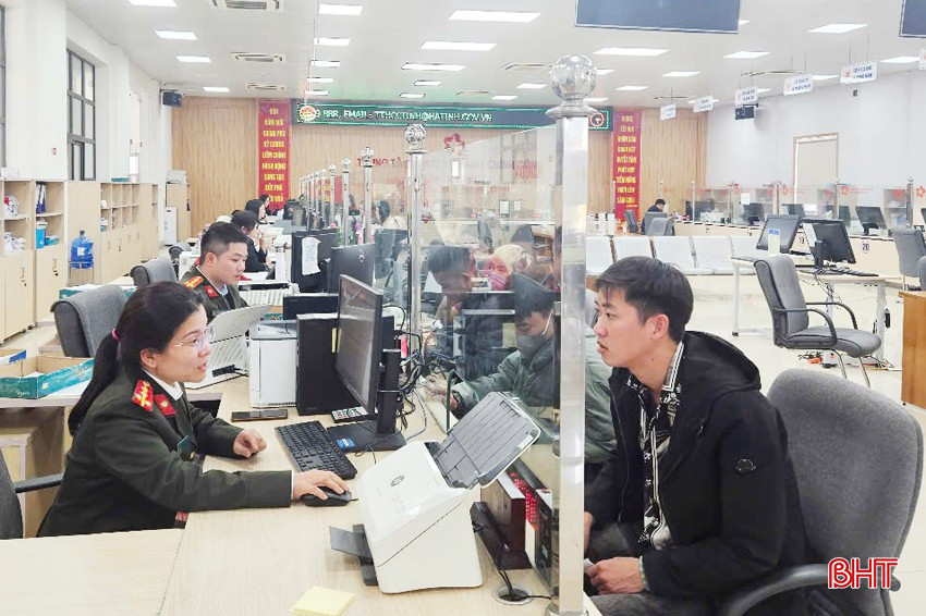 Cải cách thủ tục hành chính tiếp tục được quan tâm. Ảnh: Cán bộ tại Trung tâm Phục vụ hành chính công tỉnh tiếp tiếp nhận, xử lý hồ sơ cho người dân. bqbht_br_8a.jpg
