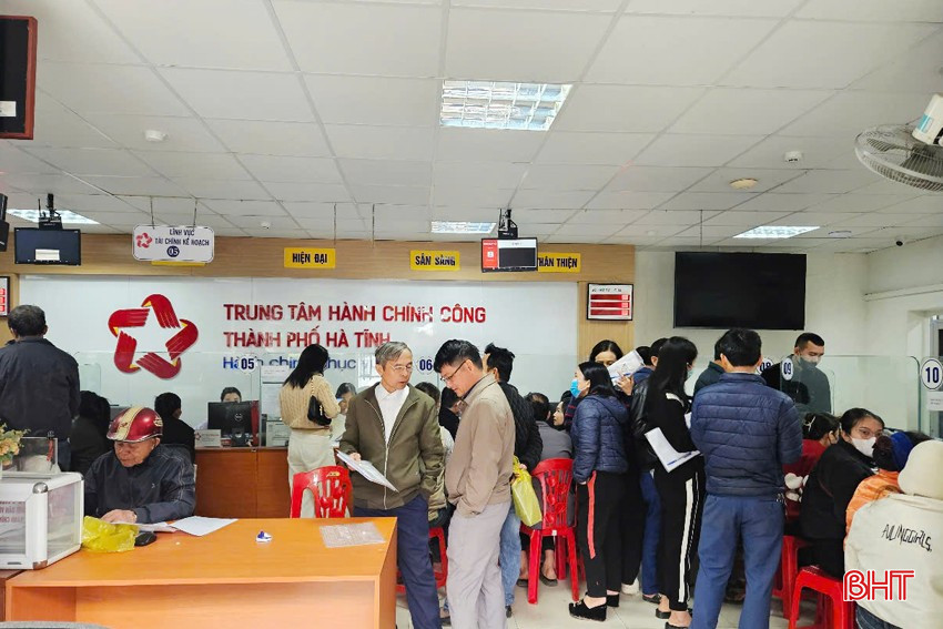 Rất đông người dân đến giao dịch tại Trung tâm Hành chính công TP Hà Tĩnh. bqbht_br_hcc-1a.jpg