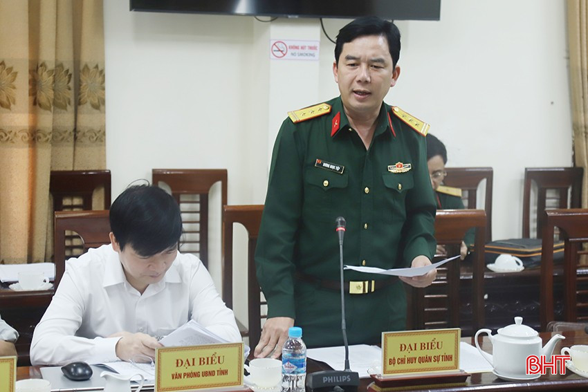 Đại biểu Bộ CHQS tỉnh trình bày tờ trình và dự thảo nghị quyết. bqbht_br_1.jpg