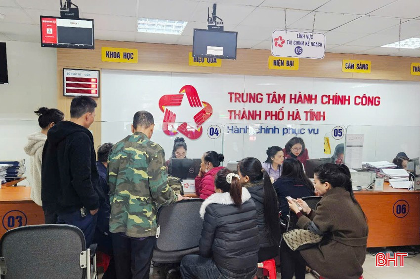 Sau khi sáp nhập 14 xã từ 3 huyện vào, lĩnh vực tài nguyên môi trường của TP Hà Tĩnh luôn có đông người dân đến giao dịch. bqbht_br_hcc-4a.jpg