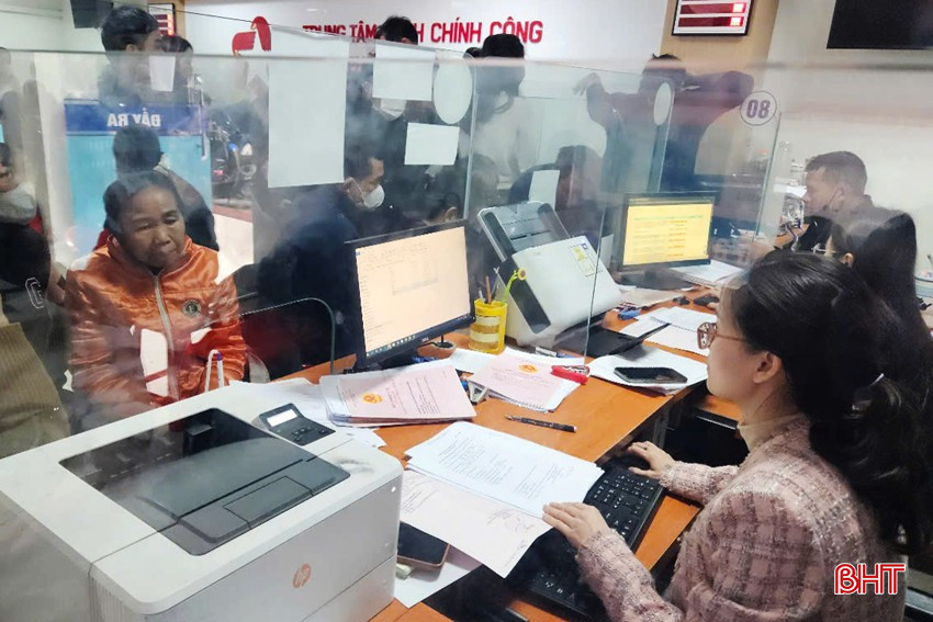 Cán bộ ngành thuế tập trung cao giải quyết thủ tục cho người dân. bqbht_br_hcc-3a.jpg