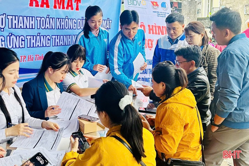 Các đoàn thể chính trị triển khai hỗ trợ người dân tiếp cận các tiện ích số. bqbht_br_10a.jpg