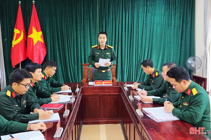 Thiếu tá Dương Đăng Anh - Chính trị viên Ban CHQS huyện Vũ Quang chủ trì triển khai các chủ trương, giải pháp lãnh đạo, chỉ đạo nâng cao chất lượng công tác giáo dục chính trị, tư tưởng. bqbht_br_2-copy.jpg