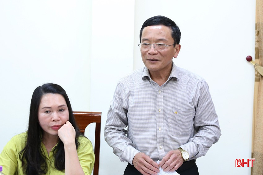 Phó Chủ tịch HĐND tỉnh Trần Văn Kỳ đề nghị làm rõ hơn nội dung tăng biên chế tại một số đơn vị để tạo sự thống nhất cao khi trình lên kỳ họp. bqbht_br_5a.jpg