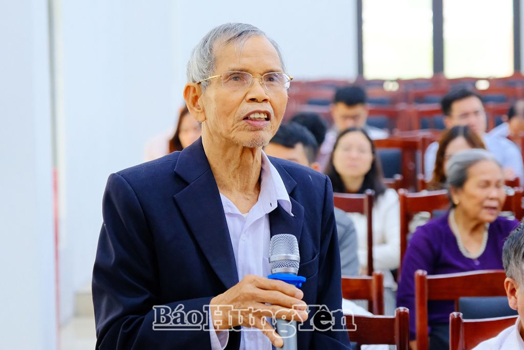 Đảng viên Chi bộ thôn Yên Phú phát biểu ý kiến tại buổi sinh hoạt chi bộ