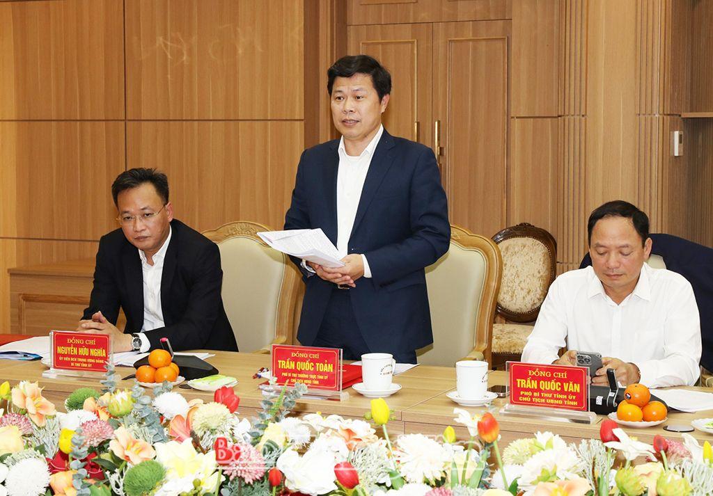 Đồng chí Trần Quốc Toản, Phó Bí thư Thường trực Tỉnh ủy, Chủ tịch HĐND tỉnh phát biểu tại hội nghị