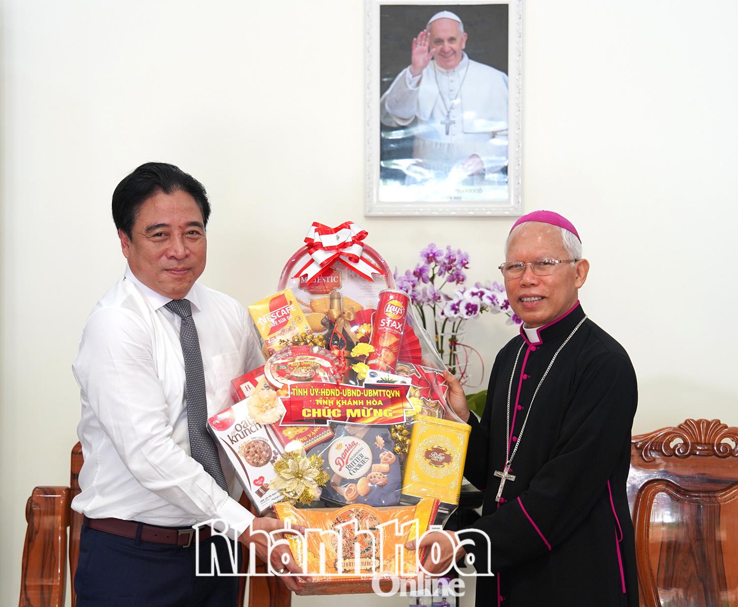 Phó Bí thư Thường trực Tỉnh ủy Nguyễn Khắc Toàn tặng hoa chúc mừng Tòa Giám mục Giáo phận Nha Trang.