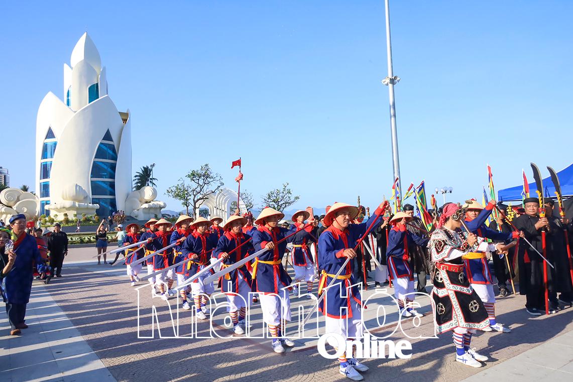Đội hò bá trạo của lăng đình Trường Tây biểu diễn phục vụ khán giả tại Quảng trường 2 tháng 4.  