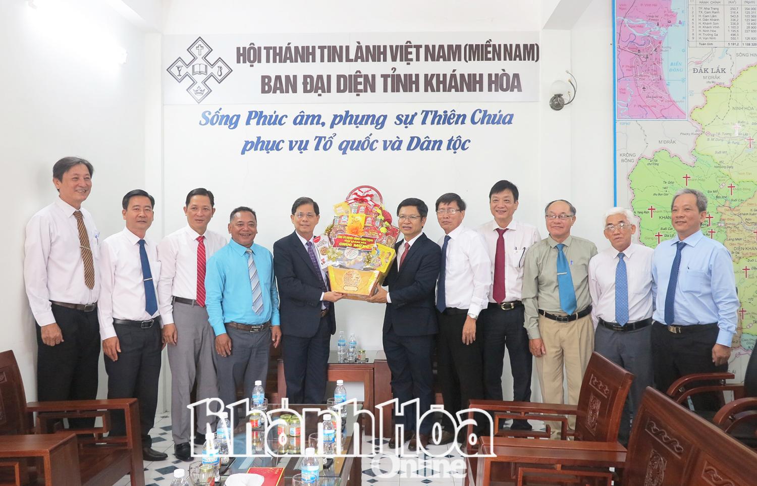 Chủ tịch UBND tỉnh Nguyễn Tấn Tuân tặng quà chúc mừng Ban Đại diện Hội thánh Tin lành Việt Nam (miền Nam) tỉnh.