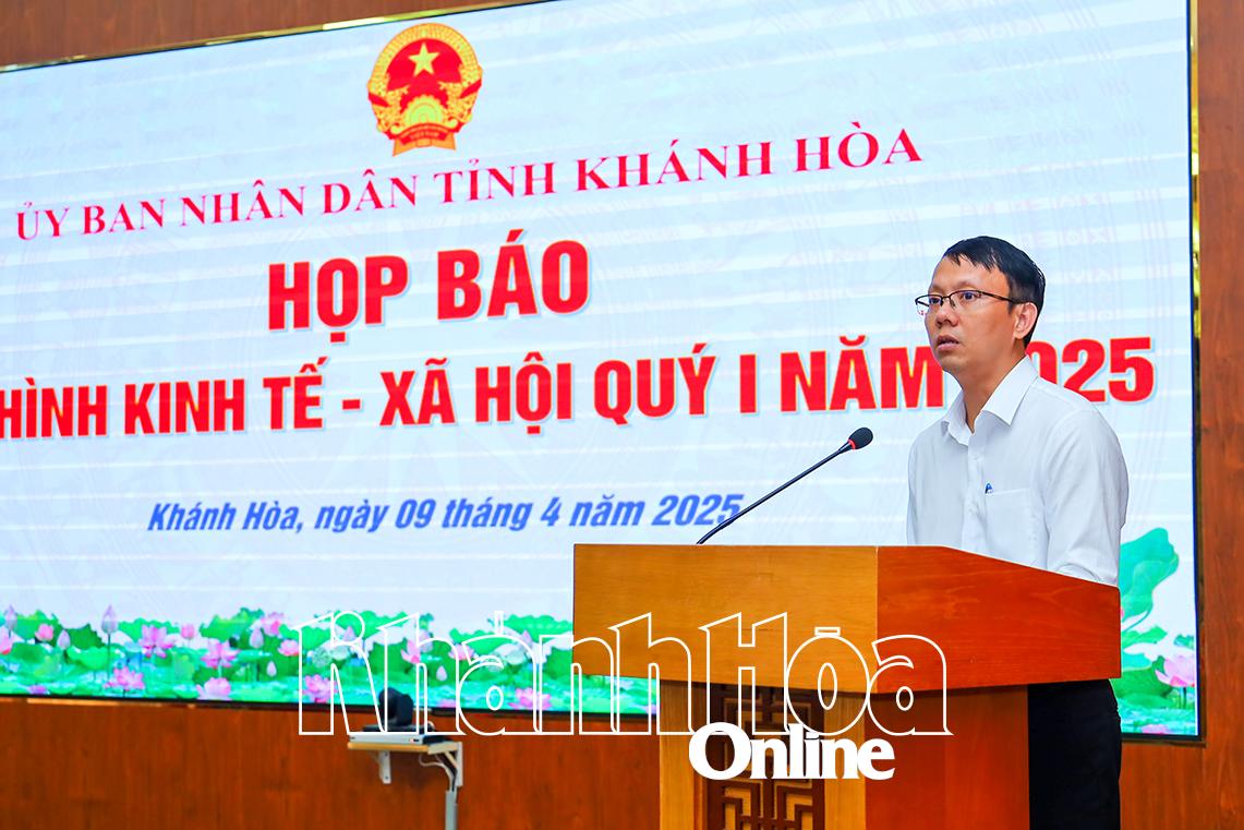 Ông Nguyễn Thanh Hà cung cấp thông tin kinh tế - xã hội của tỉnh trong quý I.