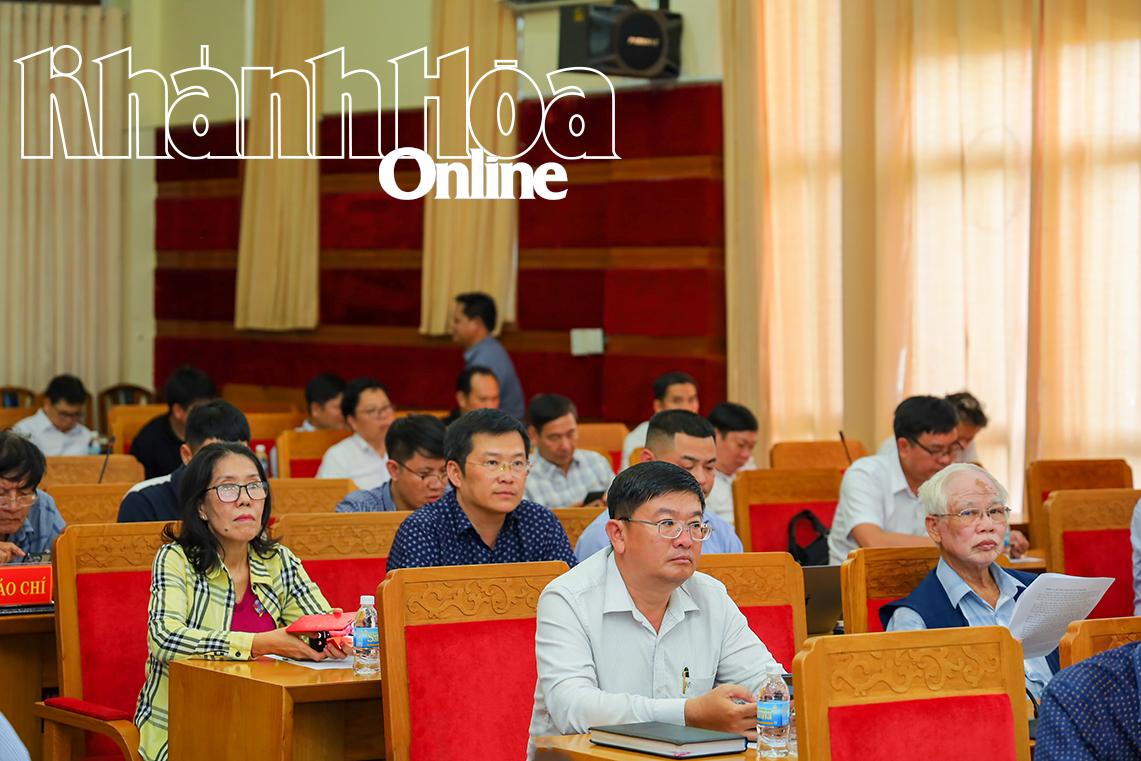 Các nhà báo tham dự buổi họp báo.