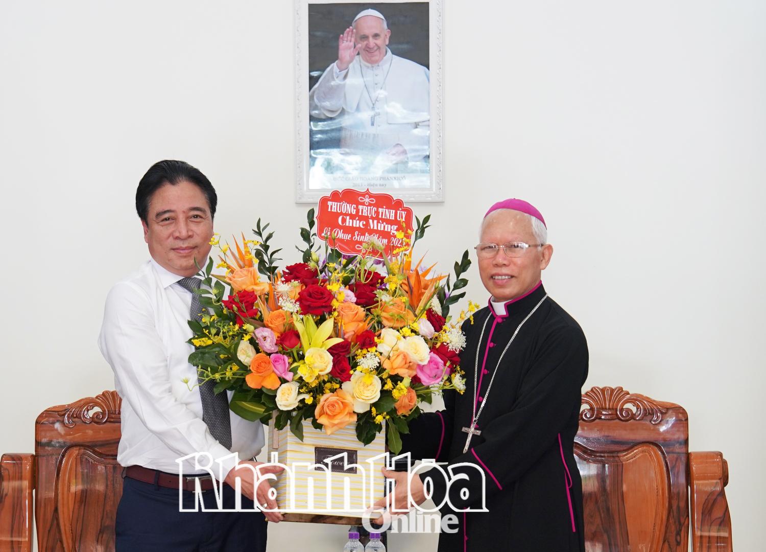 Phó Bí thư Thường trực Tỉnh ủy Nguyễn Khắc Toàn tặng hoa chúc mừng Tòa Giám mục Giáo phận Nha Trang.
