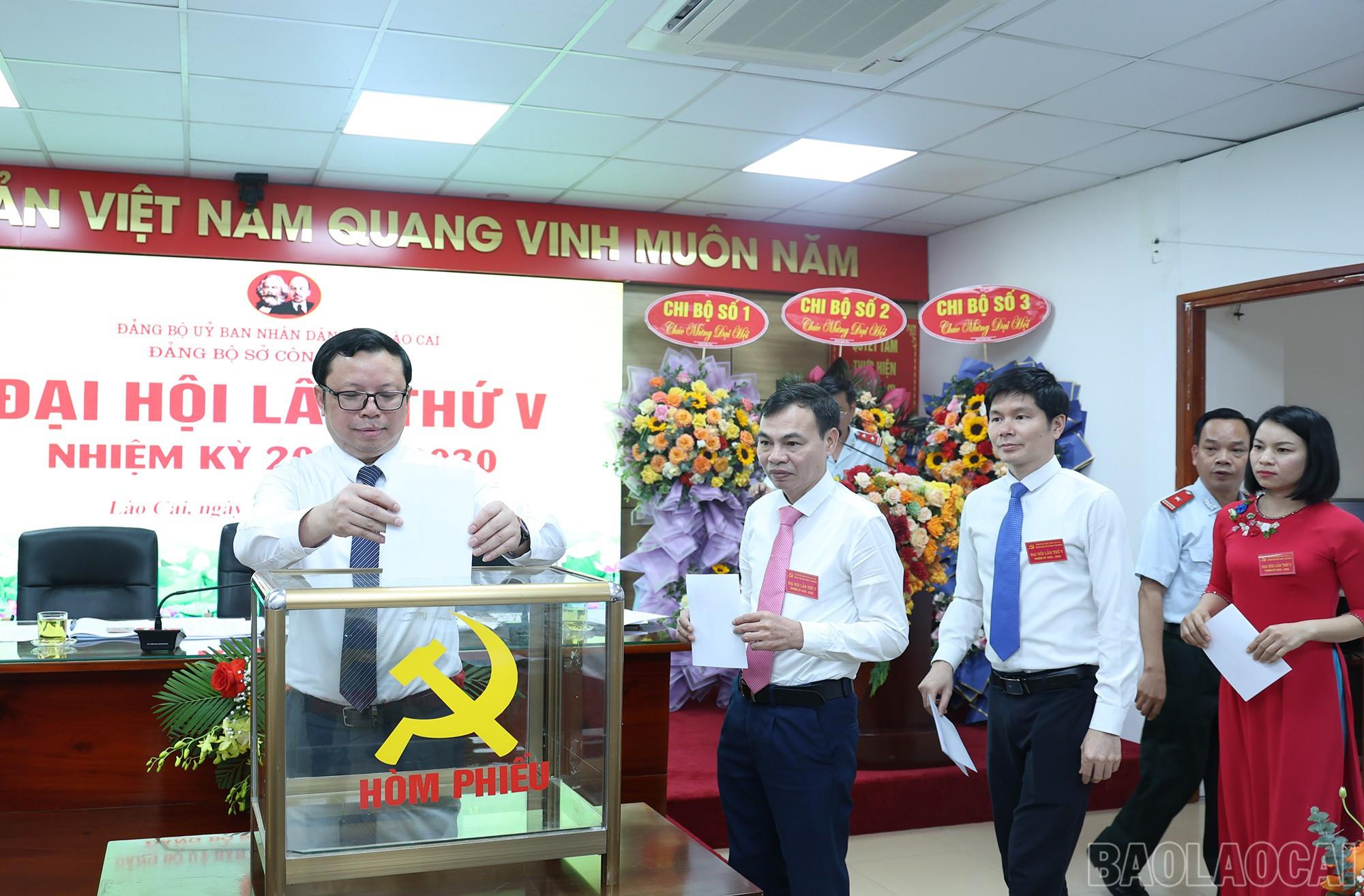 Các đại biểu bỏ phiếu bầu Ban Chấp hành Đảng bộ Sở Công Thương nhiệm kỳ 2025 - 2030. baolaocai-br_img-5766.jpg