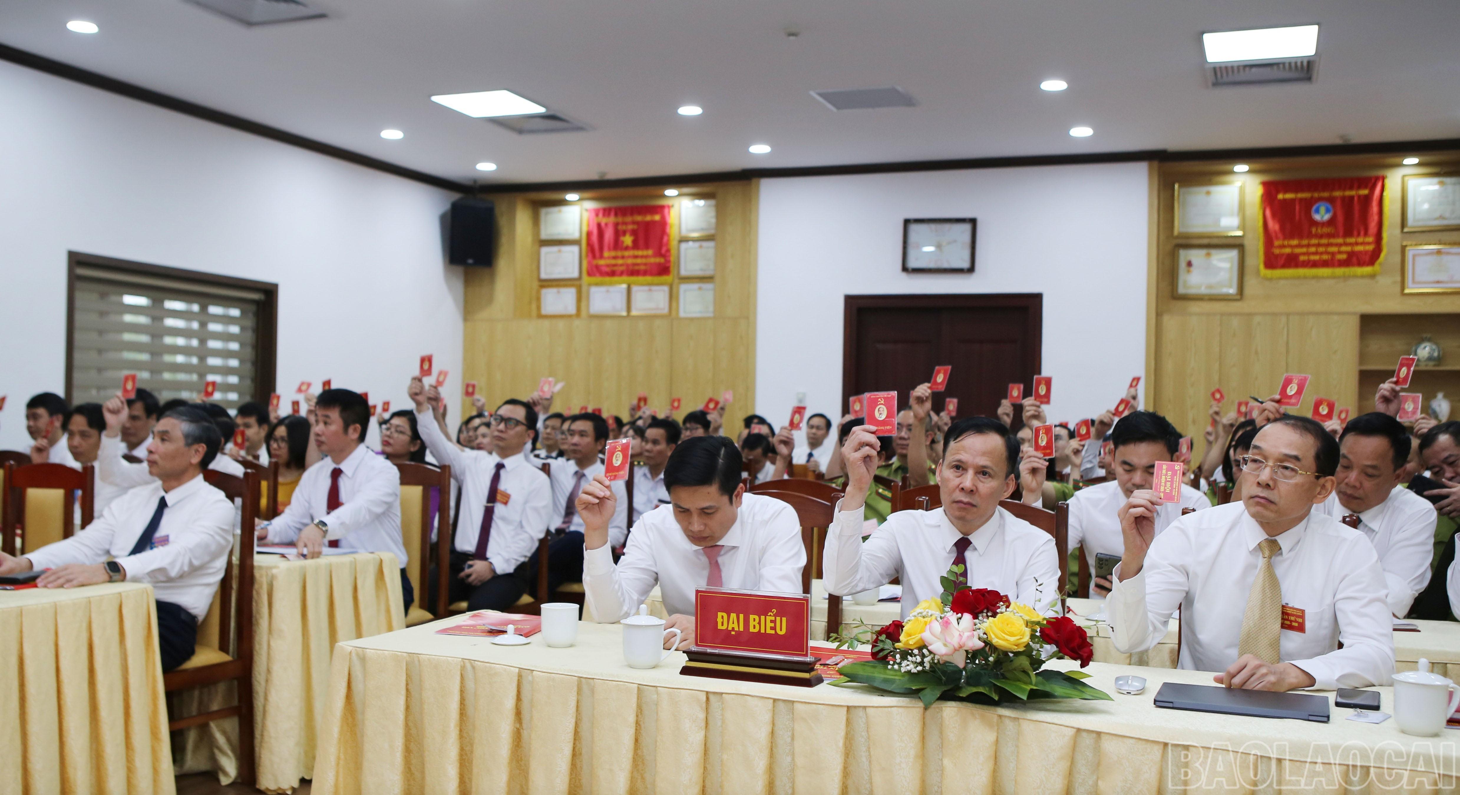 Biểu quyết thông qua Nghị quyết đại hội. baolaocai-br_9.jpg
