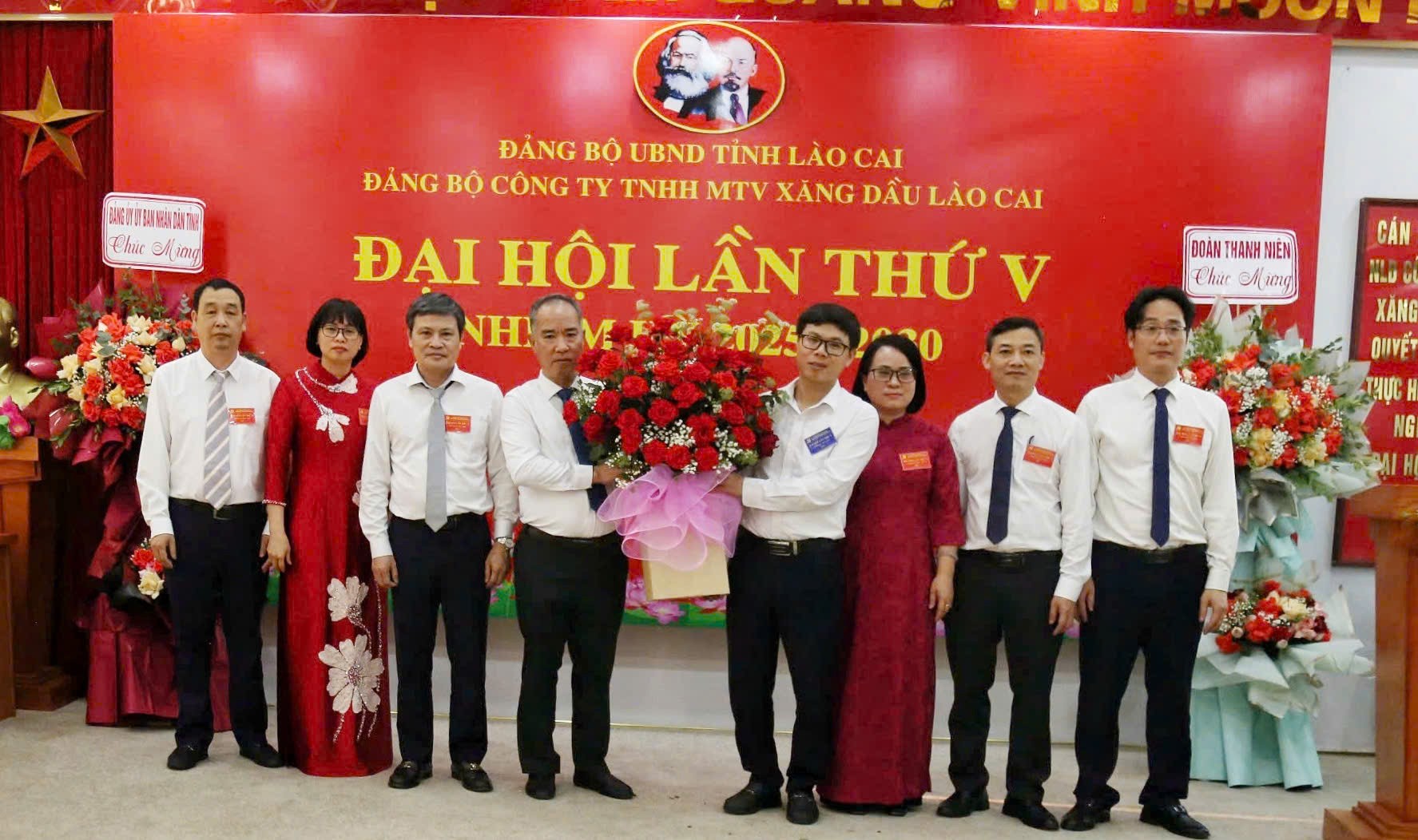 Ban Chấp hành Đảng bộ Công ty TNHH MTV Xăng dầu Lào Cai ra mắt đại hội. z6448154597986-498fd22dbb2e2a181d3ea24d62192507.jpg