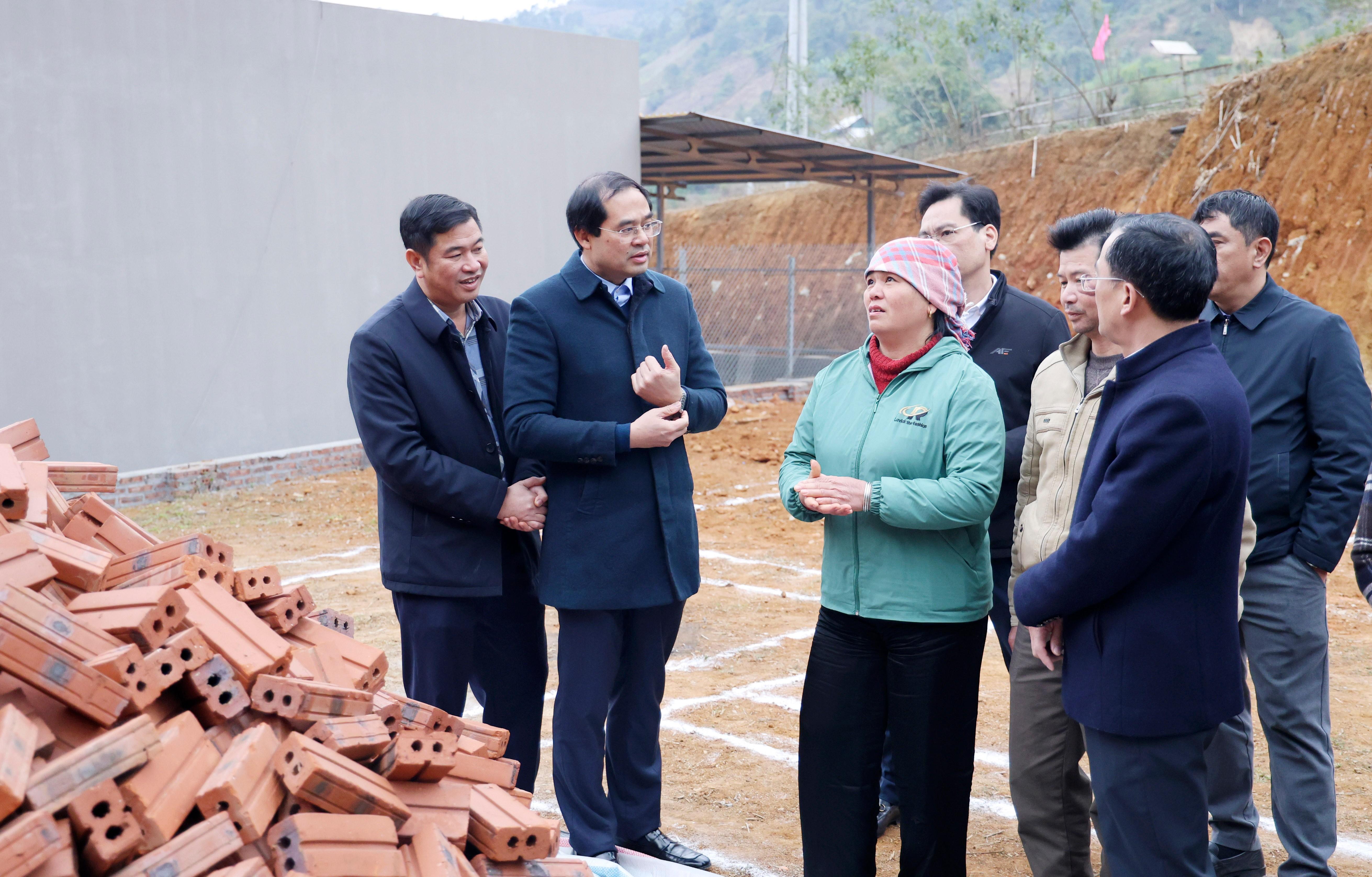 Các đại biểu thăm hỏi hộ cận nghèo được hỗ trợ xây dựng nhà mới. 060a0626.jpg