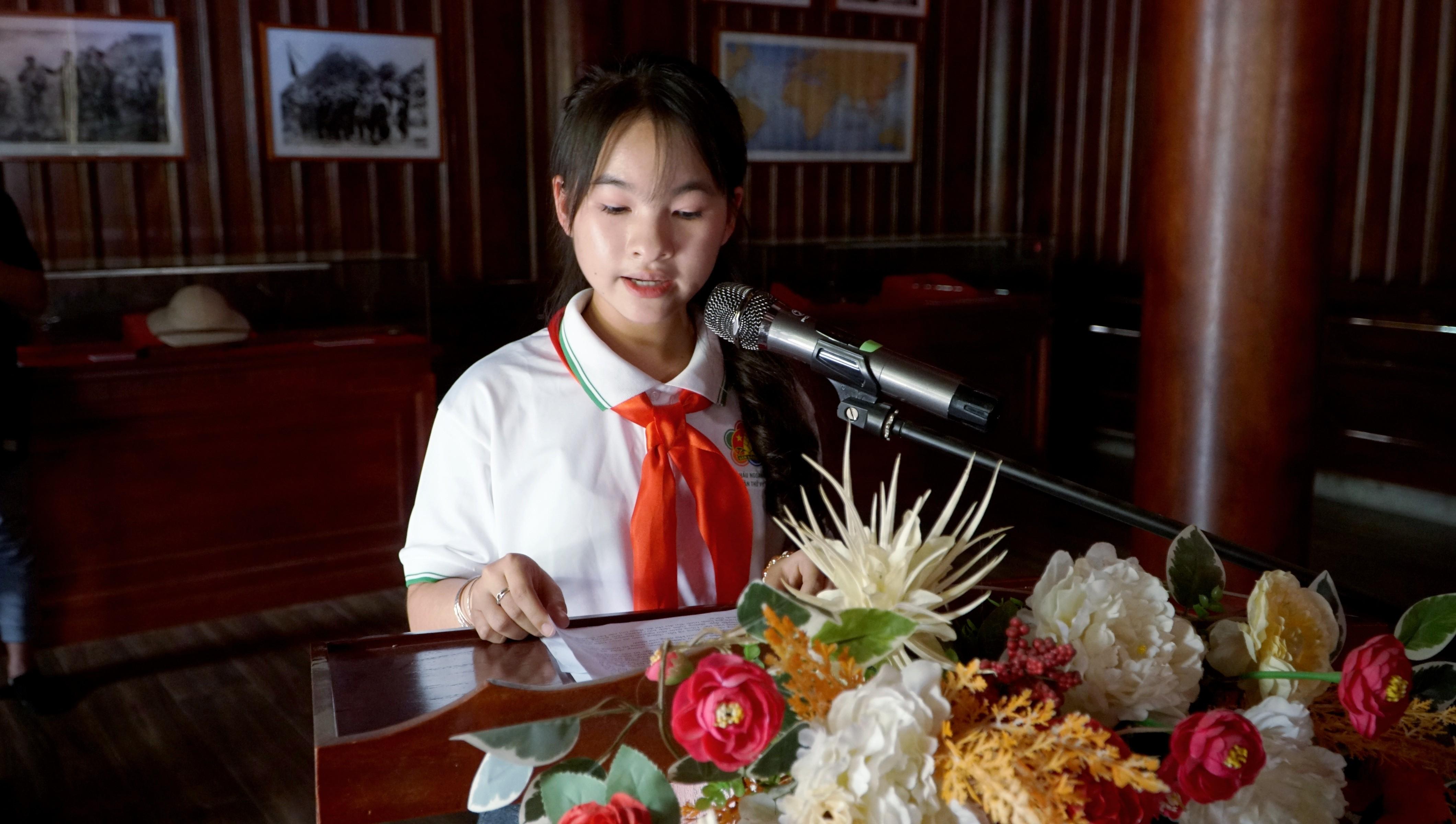 Em Trần Lê Hà Vi, học sinh lớp 8A2, Trường THCS xã Quang Kim, huyện Bát Xát đại diện cho các đại biểu tham dự Đại hội báo công với Bác về những kết quả đạt được trong phong trào img-20250328-145253.jpg