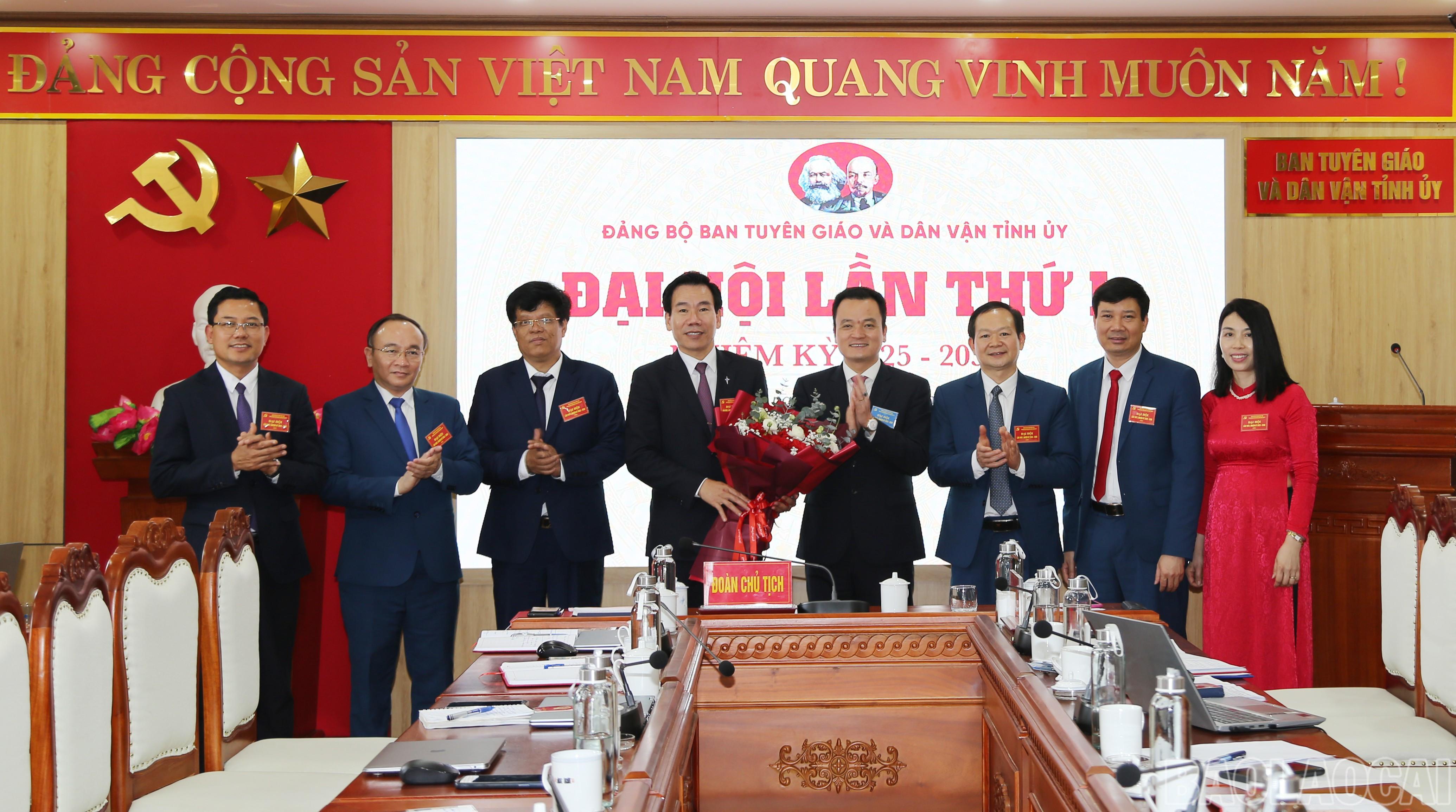 Ban Chấp hành Đảng bộ Ban Tuyên giáo và Dân vận Tỉnh ủy khóa I, nhiệm kỳ 2025 - 2030 ra mắt đại hội. baolaocai-br_img-0190.jpg