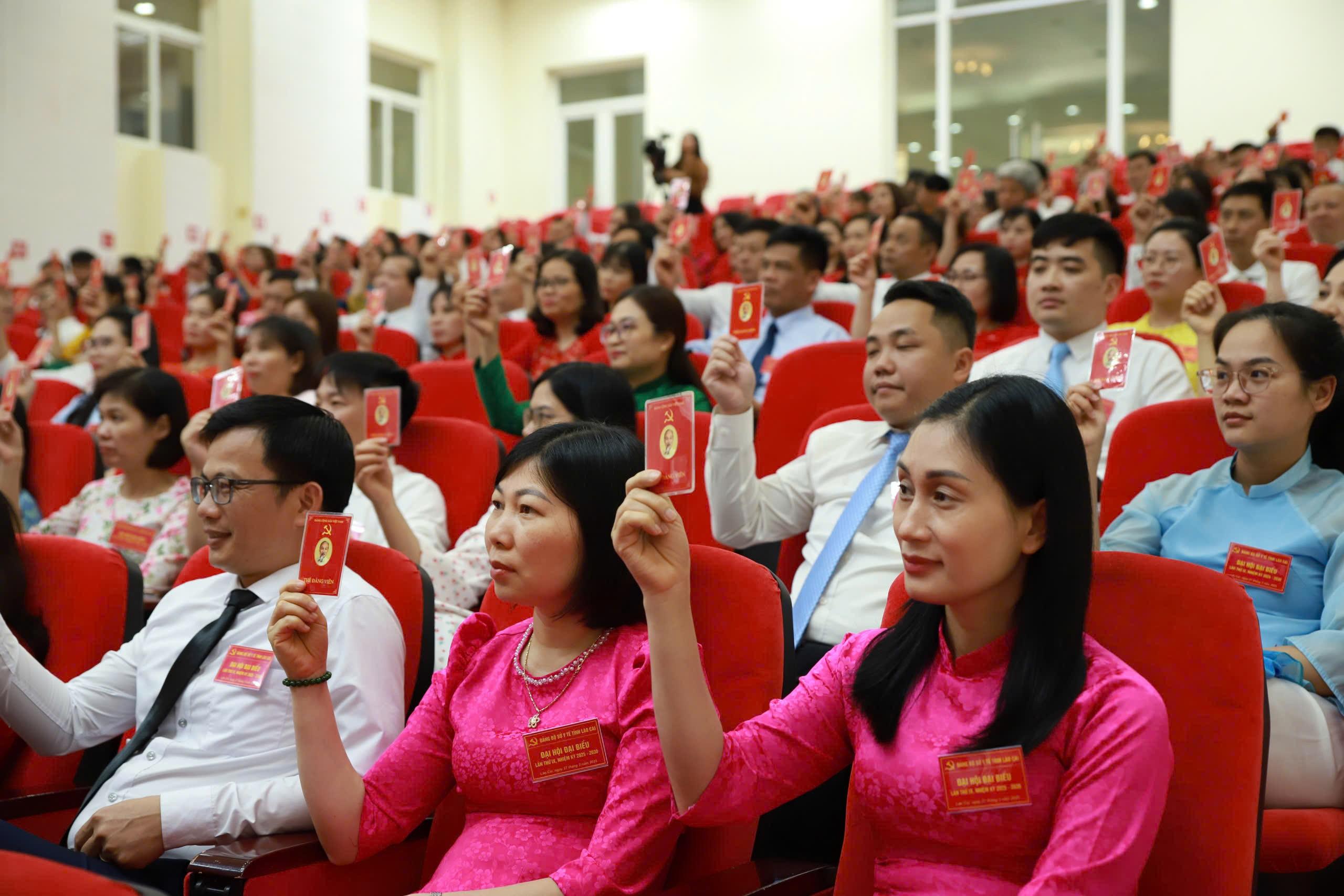 Các đại biểu biểu quyết các nội dung quyết định trong đại hội. z6448386869354-33bb5e27402e351dc7f61d6e9c3d11ef.jpg