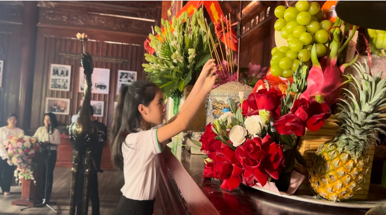 Đoàn đại biểu dâng hương. img-9758.jpg