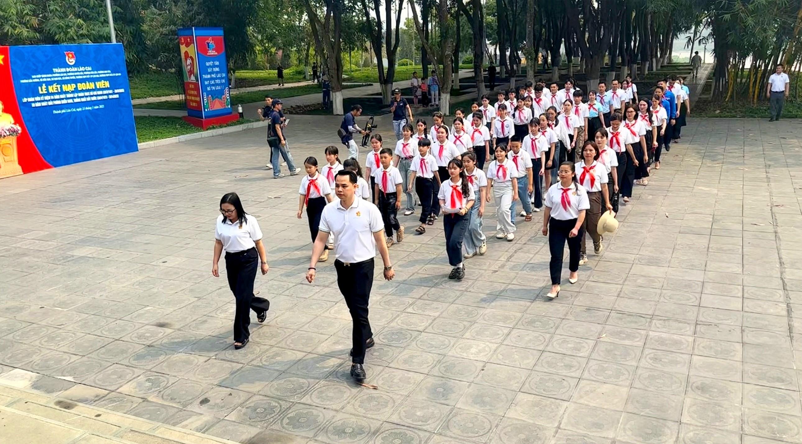 Các đại biểu dự lễ dâng hương tại Nhà lưu niệm Bác Hồ. img-20250328-144655.jpg