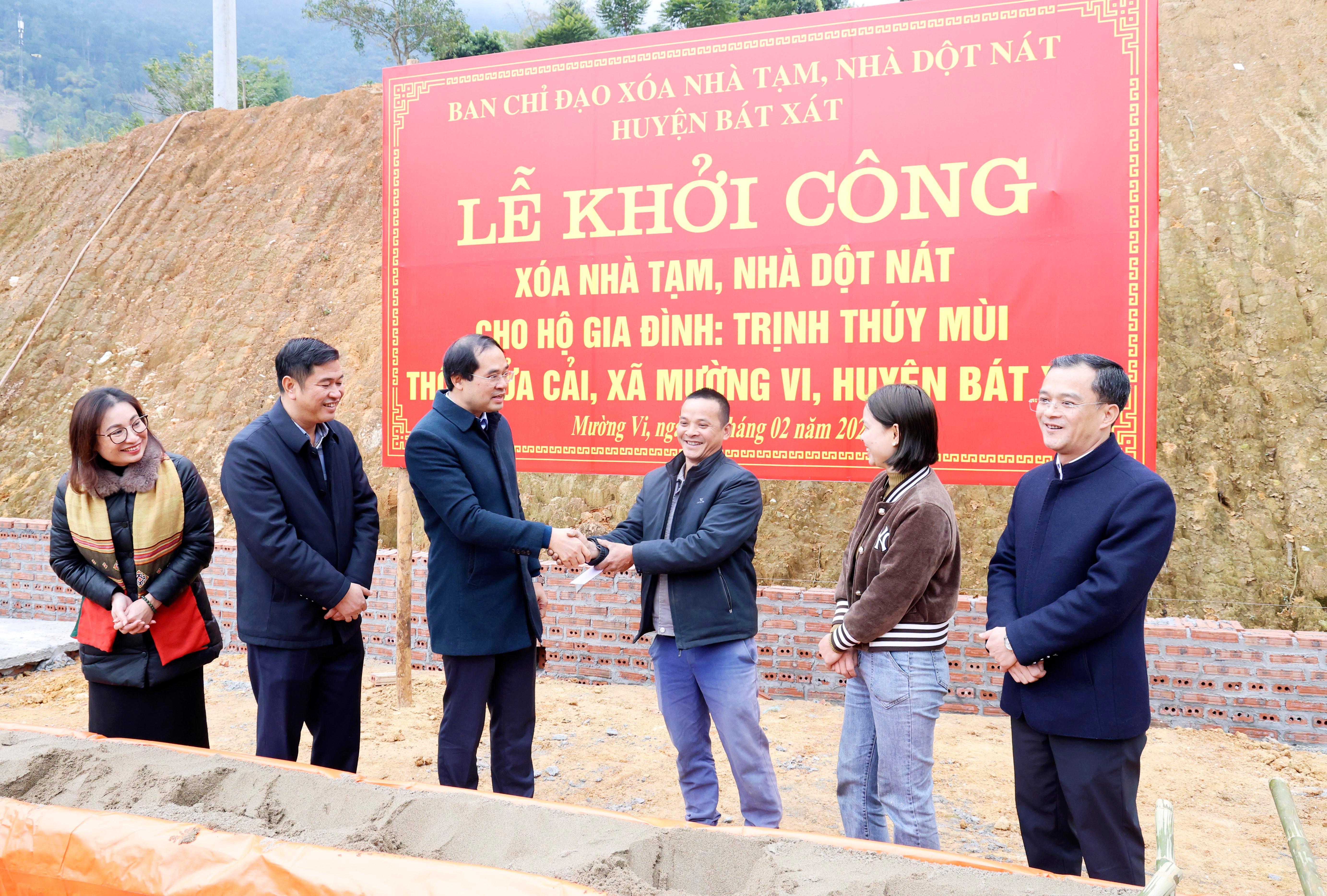 Các đại biểu tham gia khởi công xây dựng nhà mới cho gia đình bà Trịnh Thúy Mùi, thôn Cửa Cải, xã Mường Vi. 060a0482.jpg
