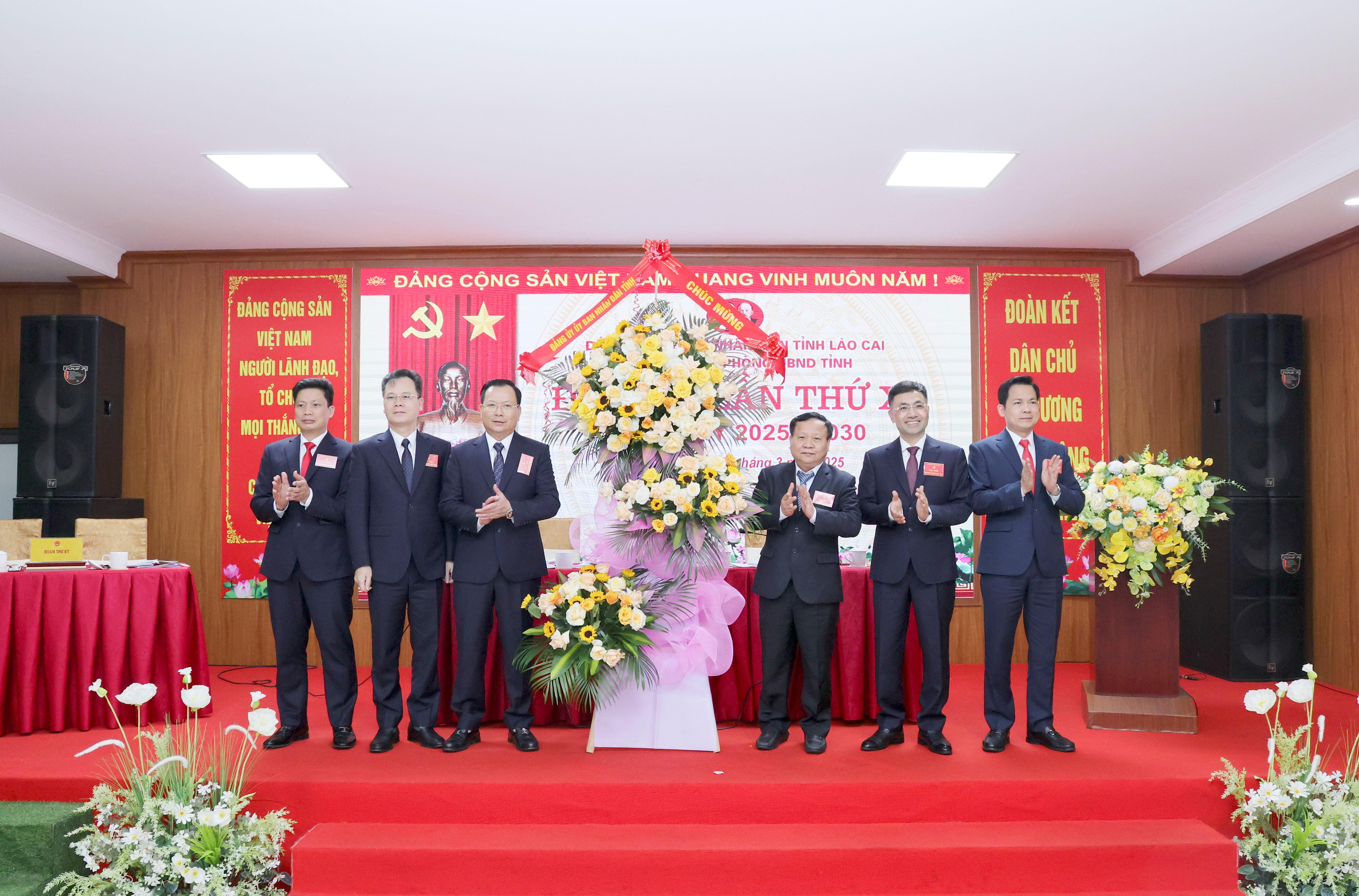 Các đồng chí Thường trực Đảng ủy, Thường trực UBND tỉnh tặng hoa chúc mừng Đại hội. 060a1758.jpg