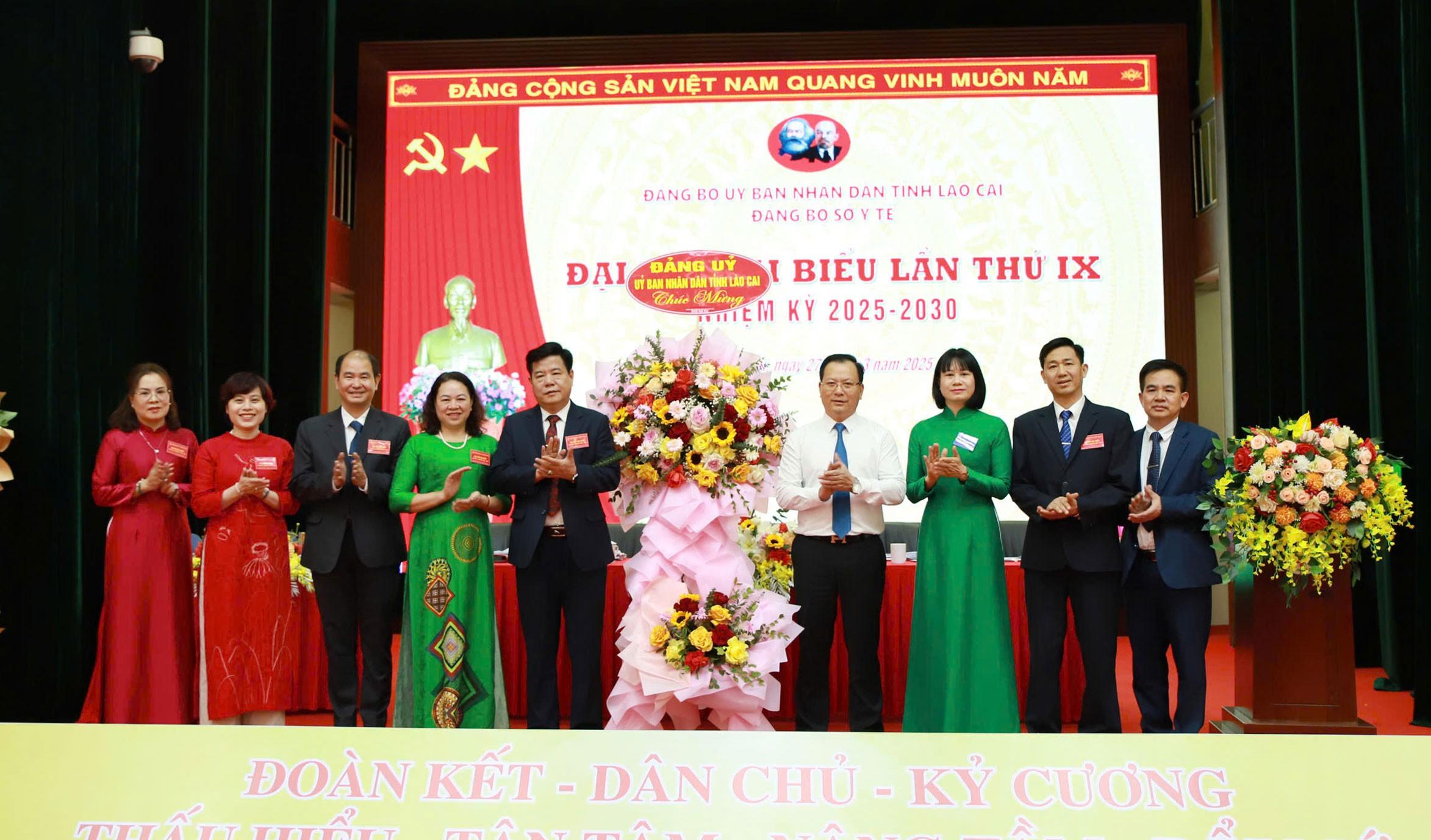 Đảng ủy UBND tỉnh Lào Cai tặng hoa chúc mừng đại hội. t-ng-hoa.jpg