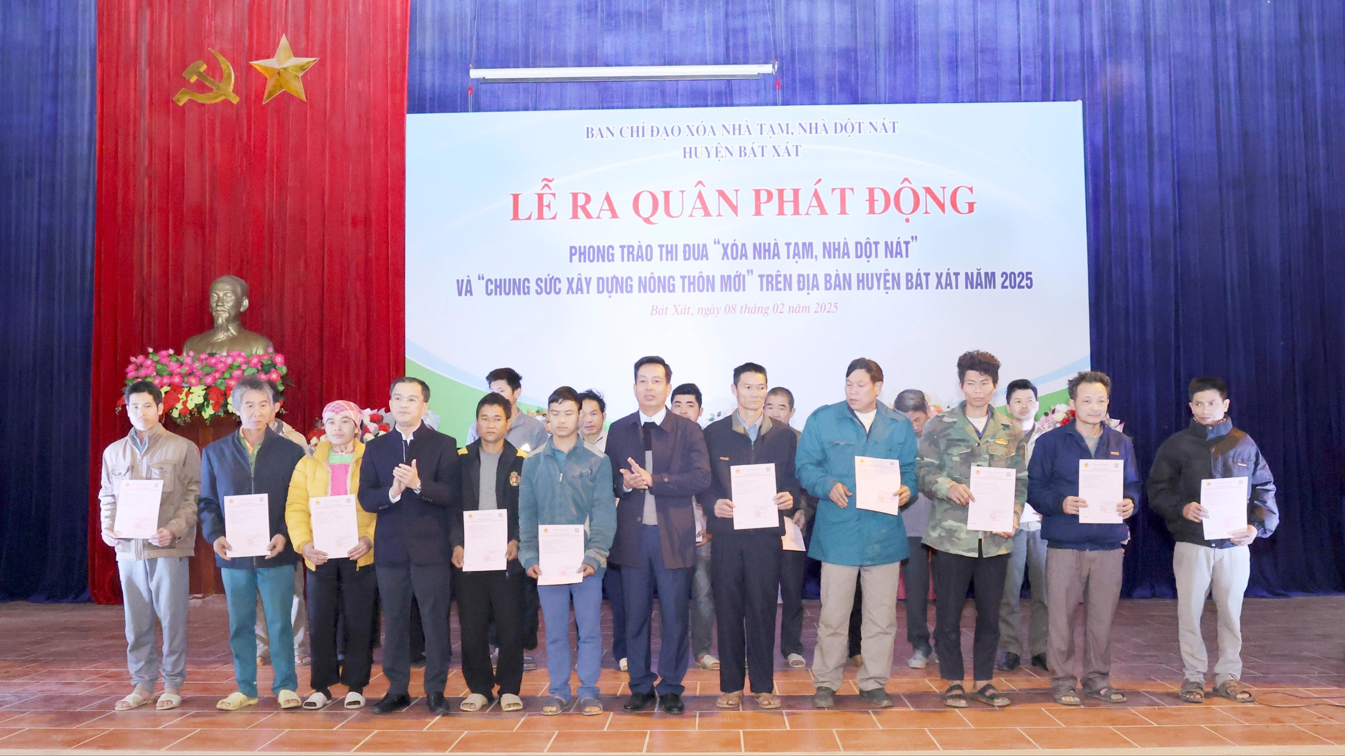 20 hộ dân xã Mường Vi thuộc diện được hỗ trợ xóa nhà tạm, nhà dột nát nhận Giấy chứng nhận quyền sử dụng đất tại buổi lễ. 060a0326.jpg