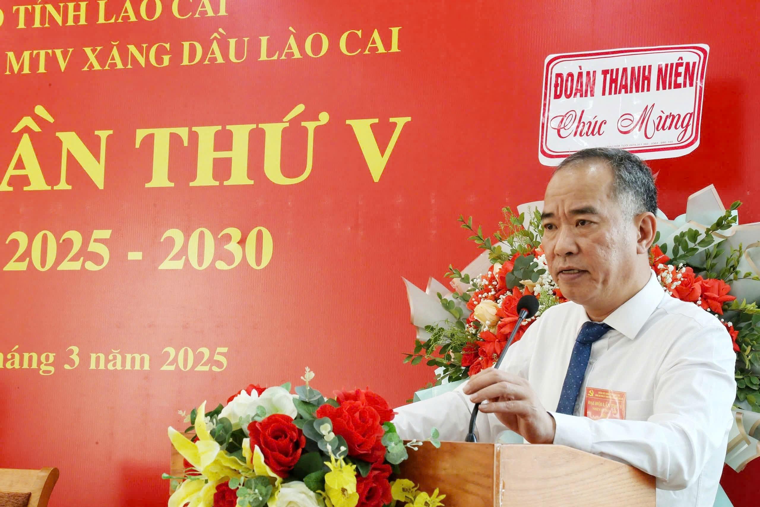 Đồng chí Phạm Quang Huy, Bí thư Đảng ủy, Giám đốc Công ty Xăng dầu Lào Cai phát biểu tại đại hội. z6448132473068-d71556aea5a98f4a08faf5334a37c823.jpg