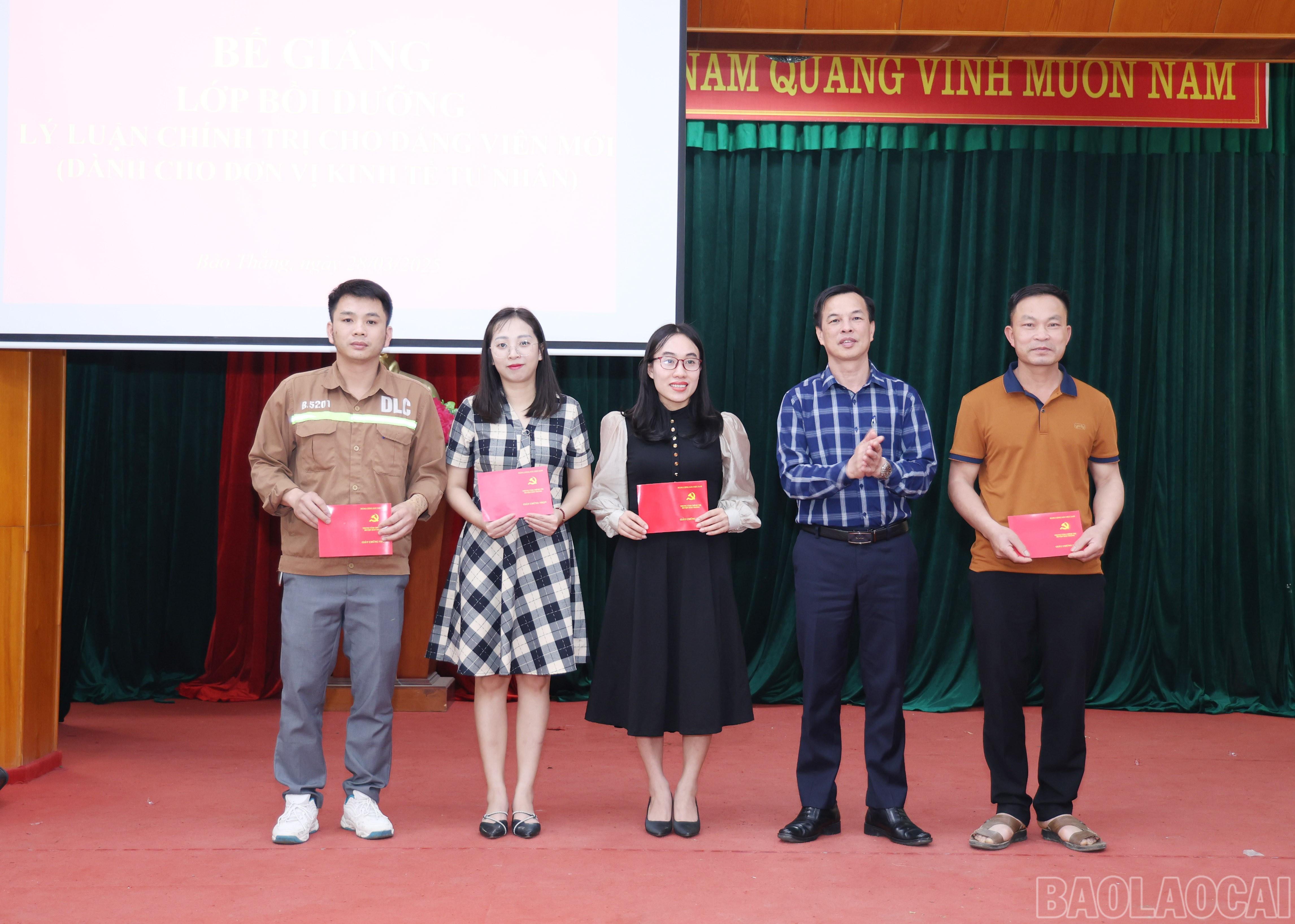 Trao Giấy chứng nhận bồi dưỡng đảng viên mới cho các đảng viên có bài thu hoạch đạt loại xuất sắc. baolaocai-br_2819.jpg