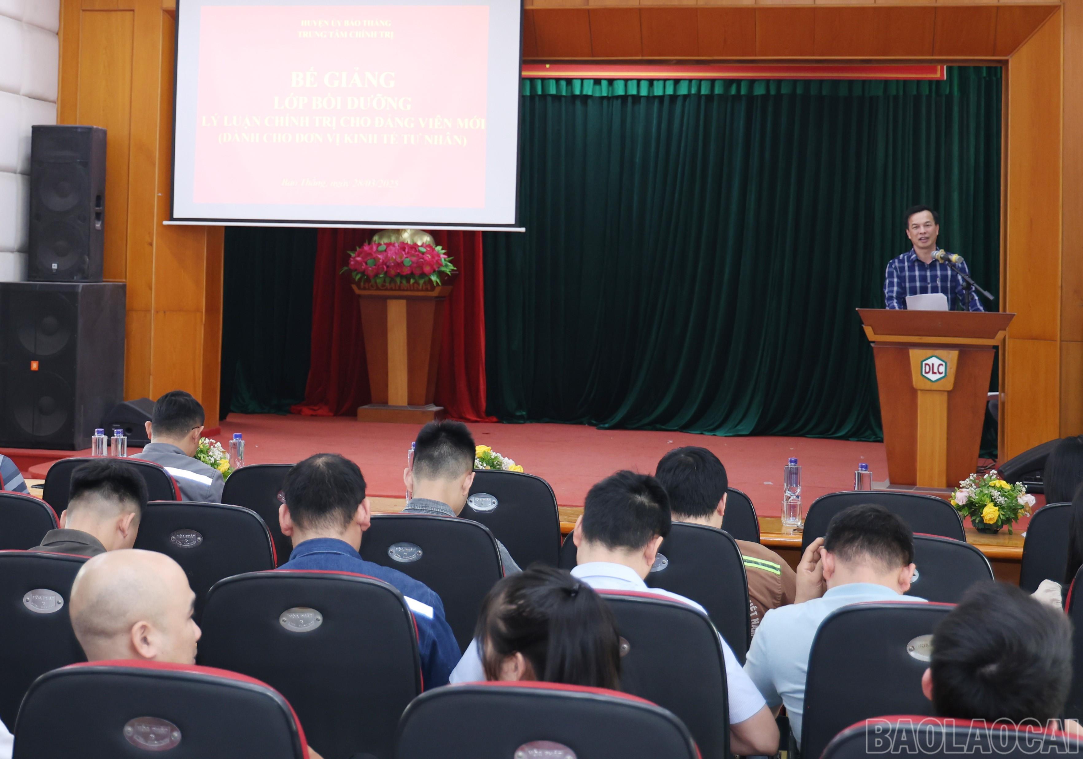 Quang cảnh lễ bế giảng lớp bồi dưỡng. baolaocai-br_2834.jpg