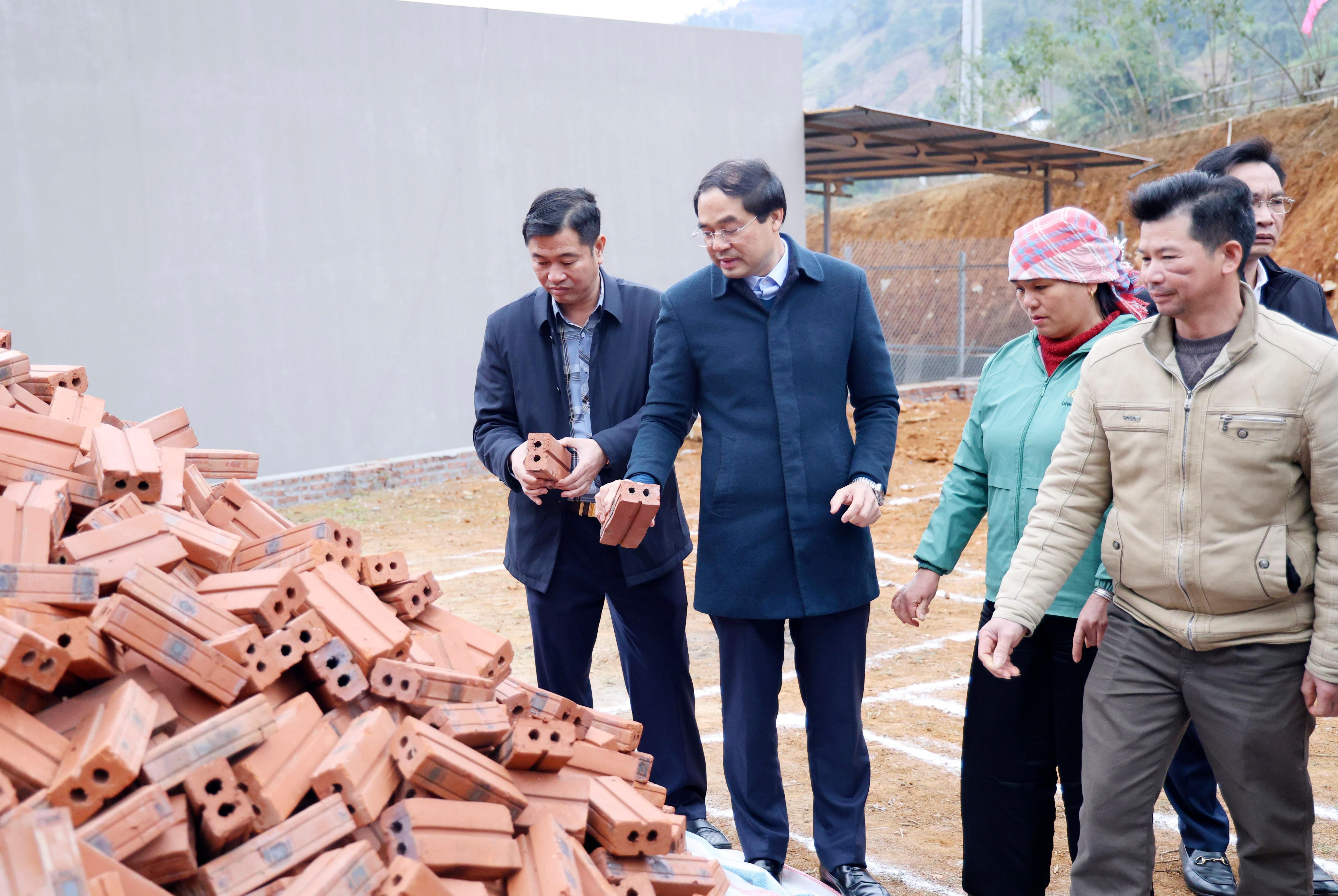 Bí thư Tỉnh ủy - Chủ tịch UBND tỉnh Trịnh Xuân Trường và lãnh đạo huyện Bát Xát nắm tình hình chất lượng xây dựng công trình nhà ở dân sinh được hỗ trợ xây mới. 060a0601.jpg