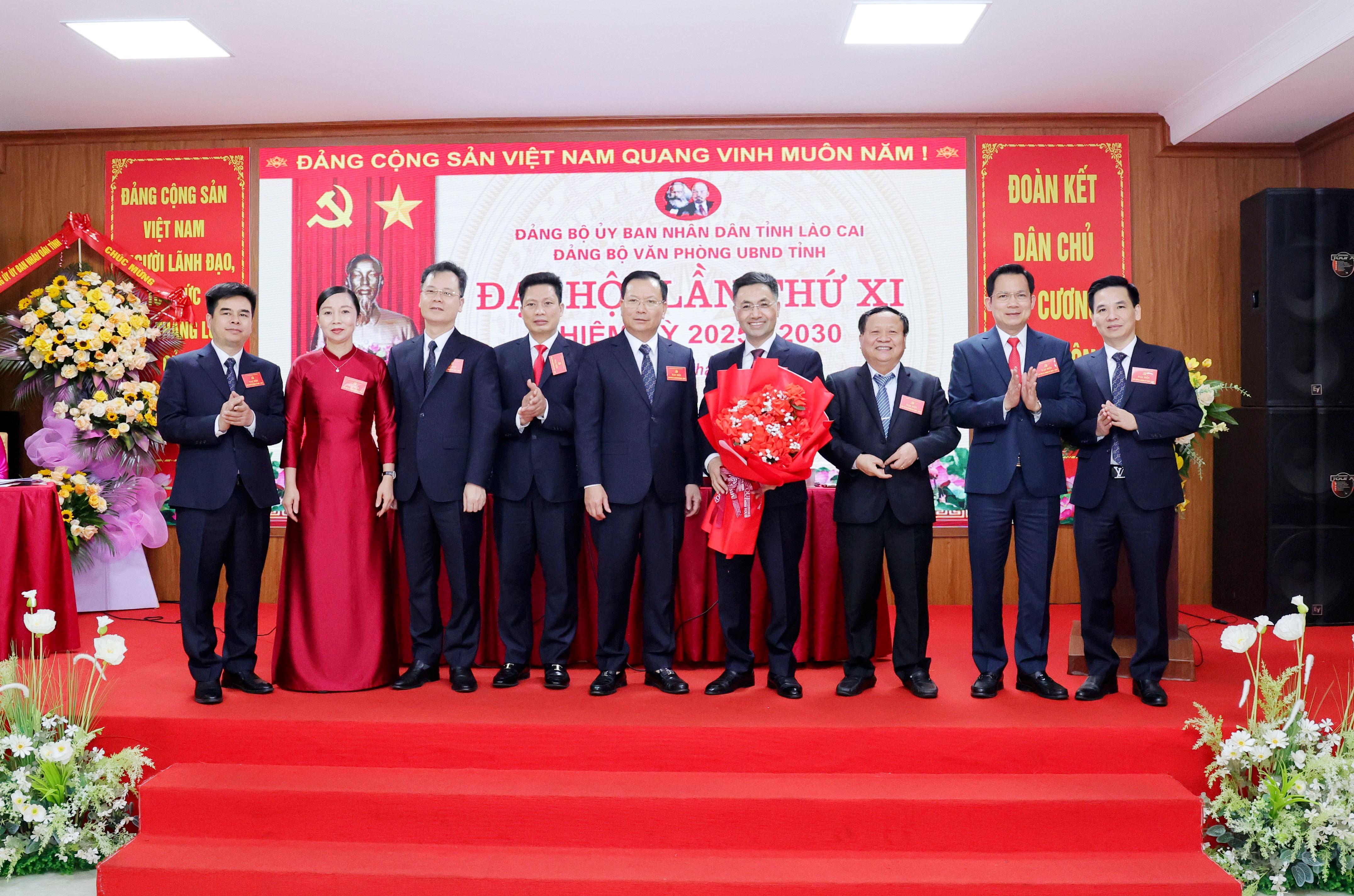 Các đồng chí Thường trực UBND tỉnh tặng hoa và chụp ảnh lưu niệm với các Ủy viên Ban Chấp hành Đảng ủy Văn phòng UBND tỉnh khóa XI, nhiệm kỳ 2025 - 2030. 060a5237.jpg