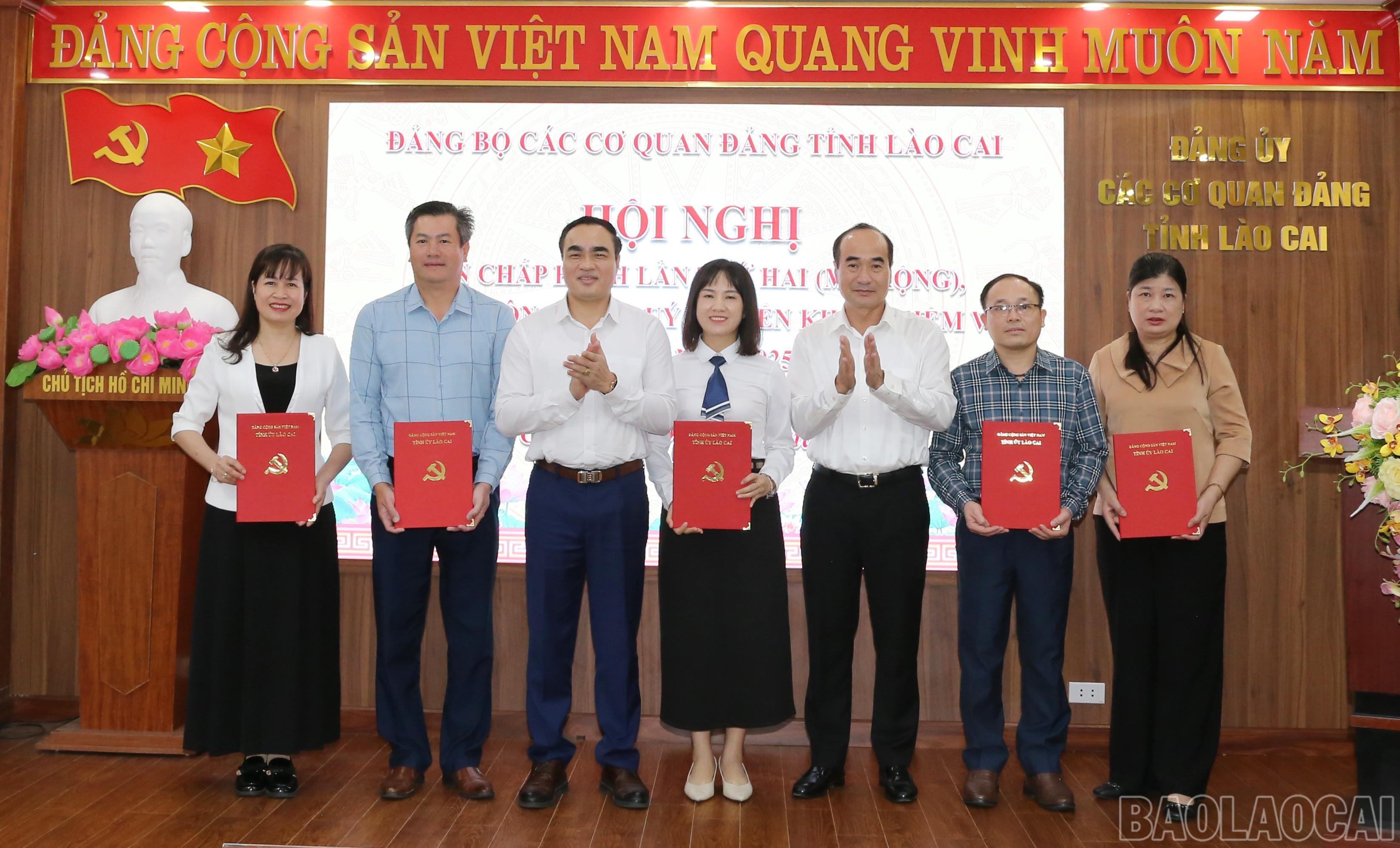 Trao Quyết định của Tỉnh ủy về chỉ định bổ sung Ủy viên Ban Chấp hành Đảng bộ Các cơ quan Đảng tỉnh nhiệm kỳ 2020 - 2025. baolaocai-br_img-0595.jpg