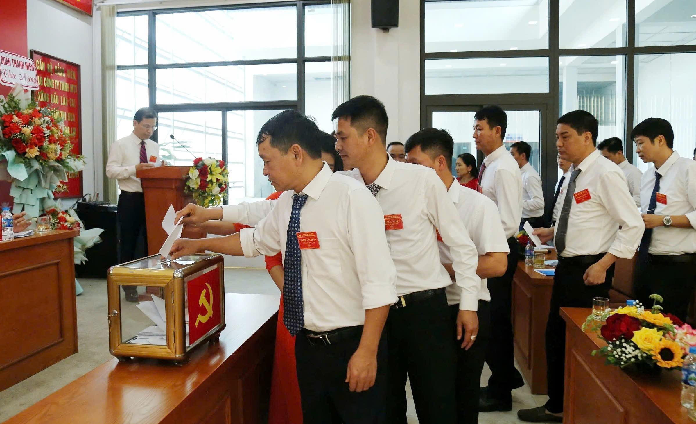Bầu Ban Chấp hành khóa mới. z6448132507166-ad2651b37907bd4ffa9e06afa3389332.jpg