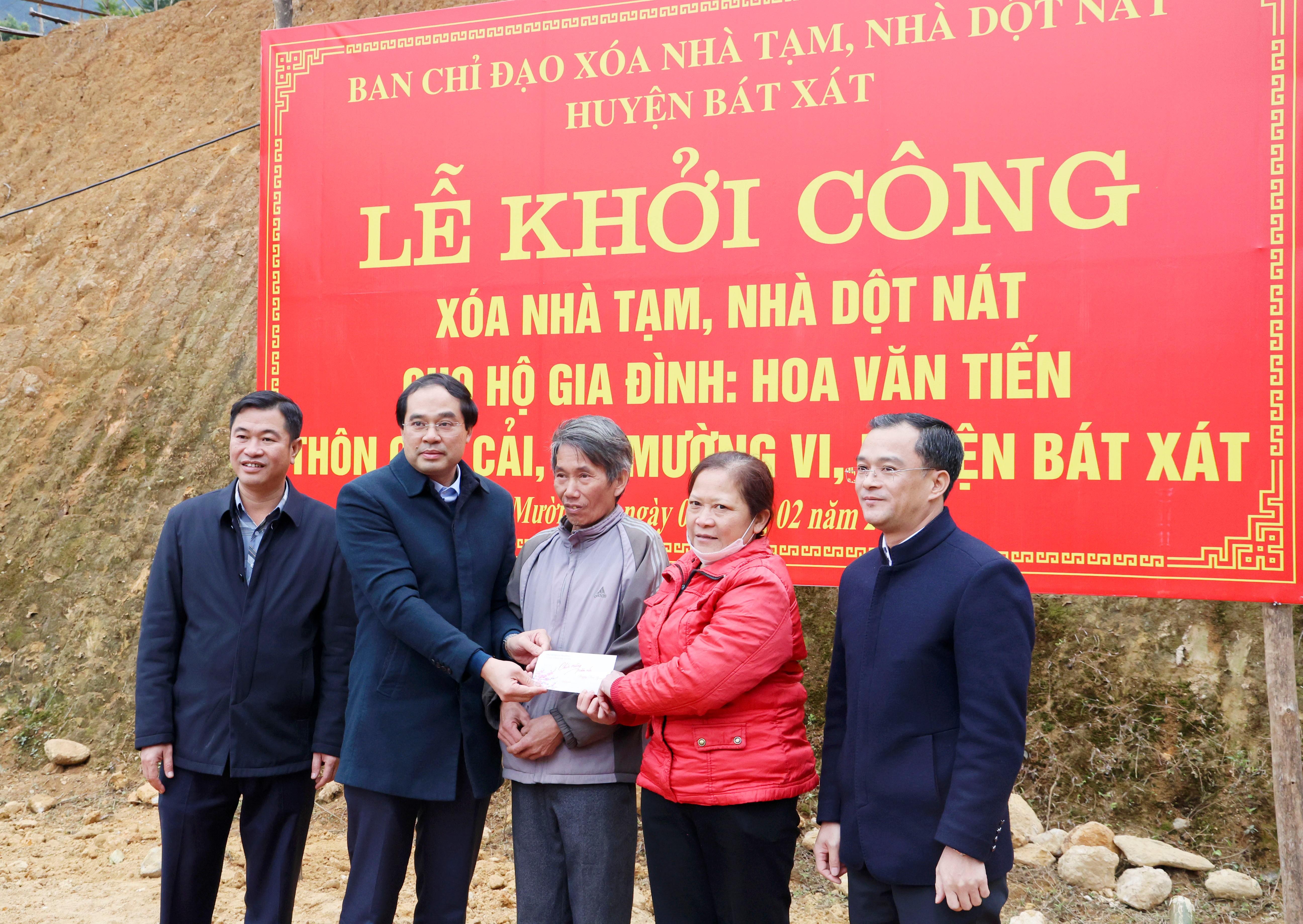 Bí thư Tỉnh ủy - Chủ tịch UBND tỉnh tặng quà gia đình ông Hoa Văn Tiến, xã Mường Vi, huyện Bát Xát. 060a0409.jpg