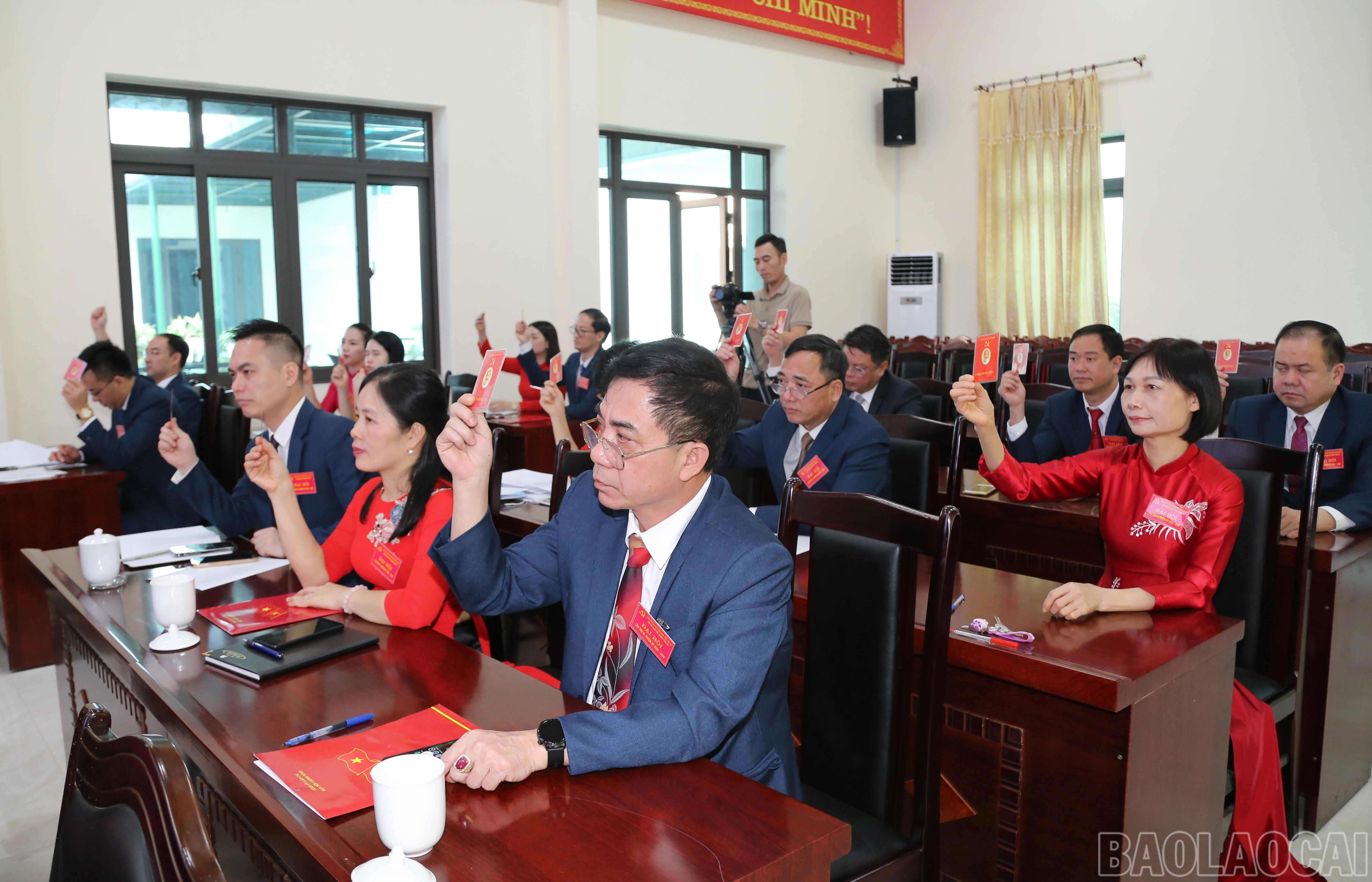Đại biểu biểu quyết tại Đại hội Chi bộ Ban Nội chính Tỉnh ủy lần thứ III. baolaocai-br_img-9741-7488.jpg