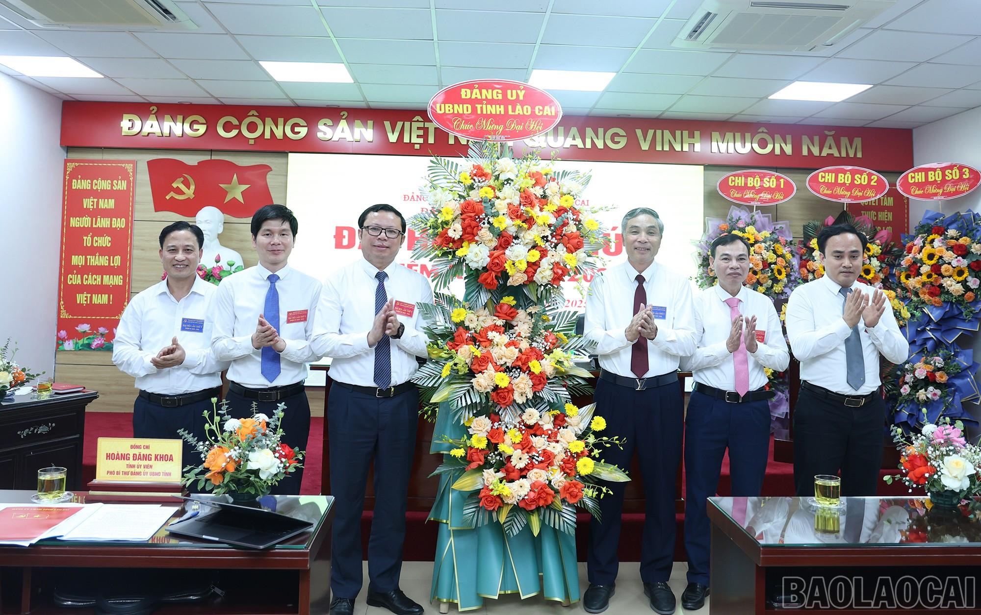 Lãnh đạo Đảng ủy UBND tỉnh chúc mừng đại hội. baolaocai-br_img-5750.jpg