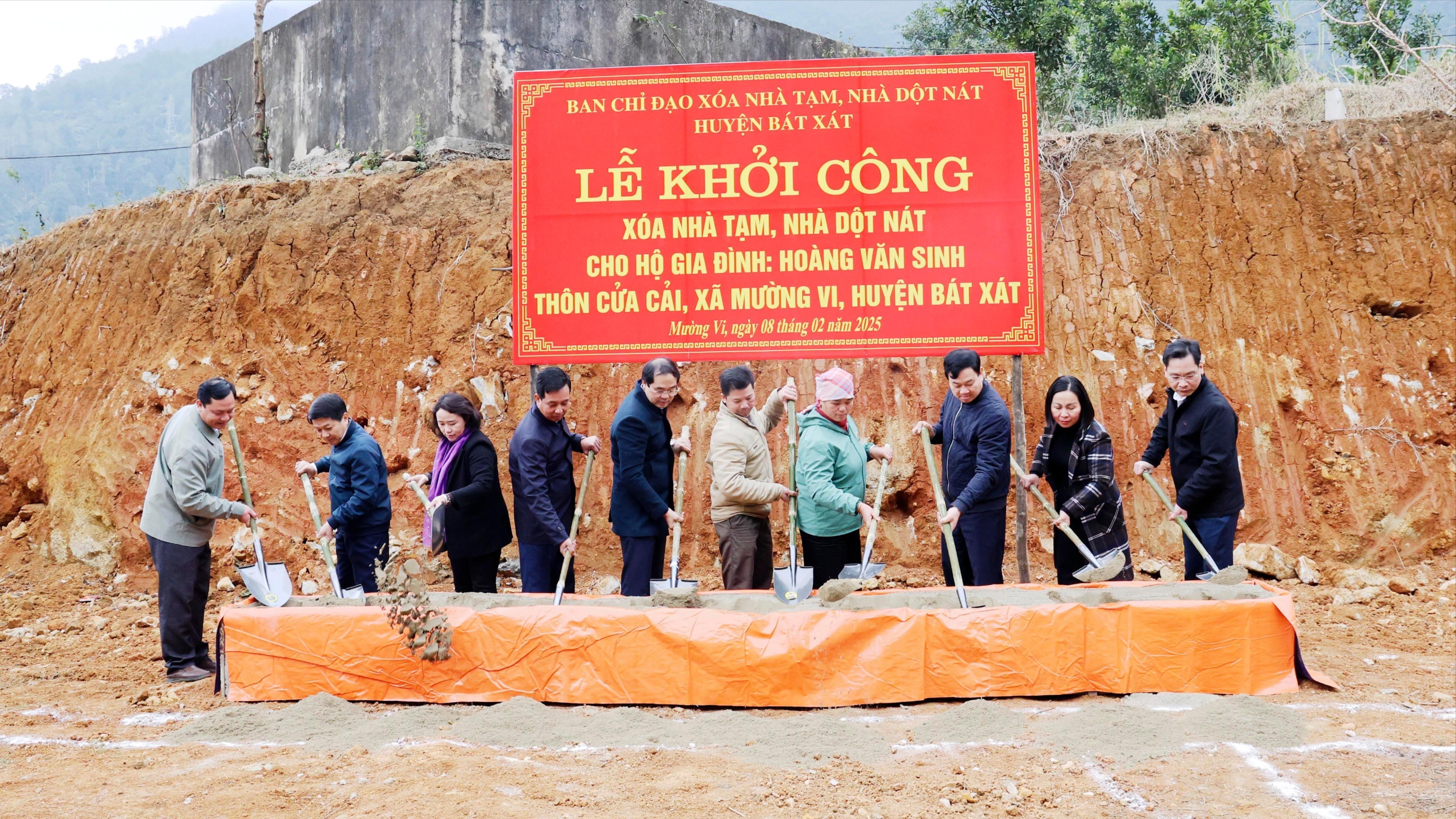 Các đại biểu dự lễ khởi công xây dựng nhà mới cho gia đình ông Hoàng Văn Sinh, thôn Cửa Cải, xã Mường Vi. 060a0513.jpg