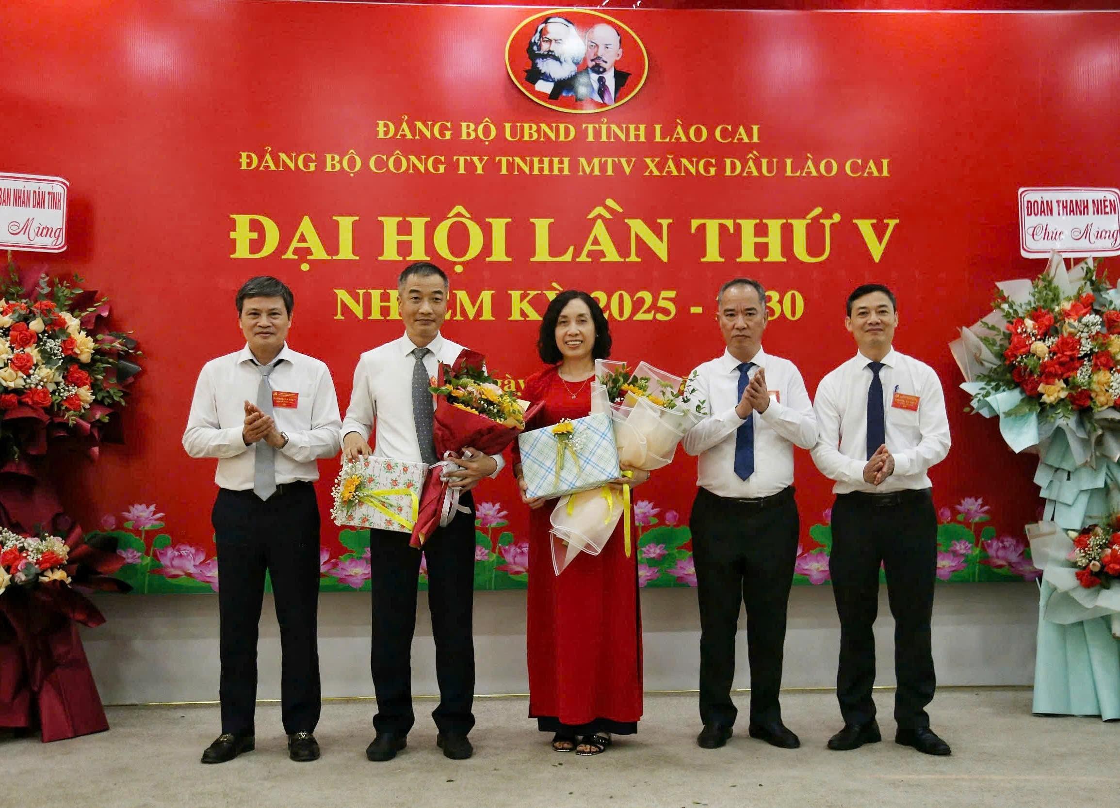 Tặng quà các đồng chí không tái cử cấp ủy khóa V. z6448132458865-b3f9b51e5e924b7085c4ad49d8fffd48.jpg