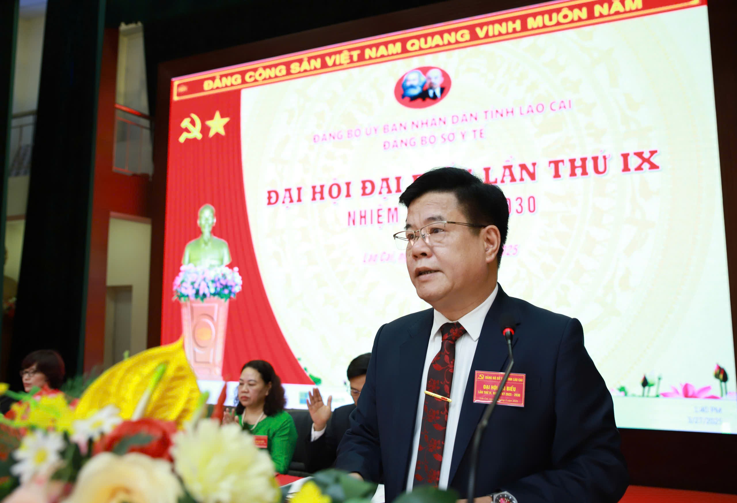 Đồng chí Hoàng Quốc Hương, Giám đốc Sở Y tế, Bí thư Đảng ủy Sở Y tế phát biểu tại đại hội. z6448386879614-b9d5ec56f05e1b6f57d5fd2653b4461c.jpg