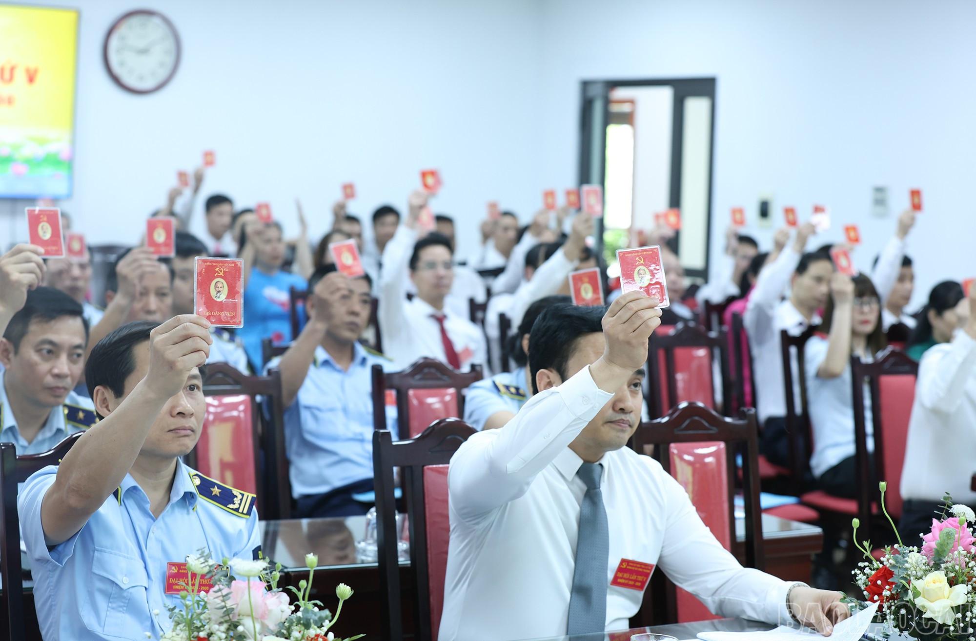 Các đại biểu biểu quyết thông qua nghị quyết đại hội. baolaocai-br_img-5673.jpg