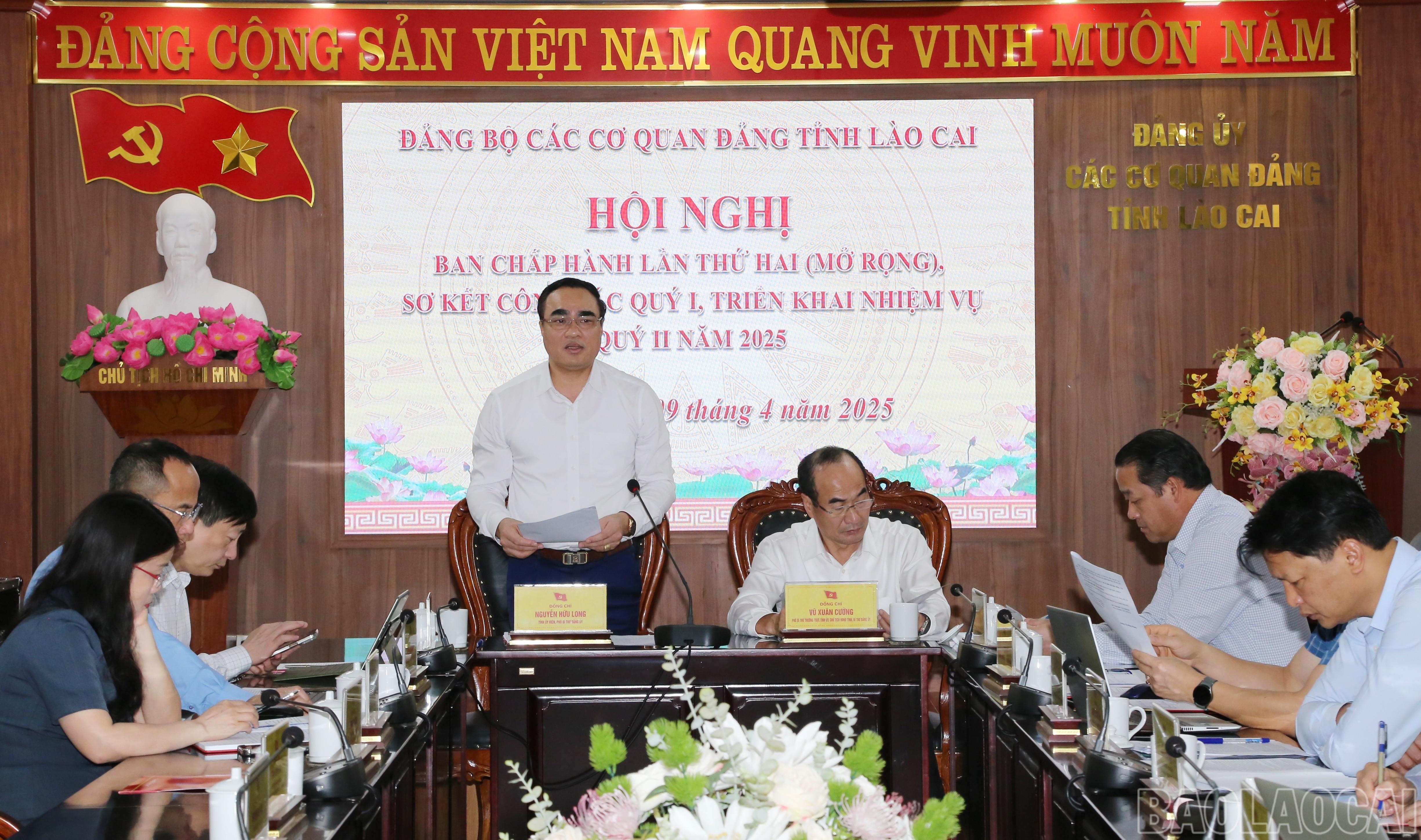 Phó Bí thư Đảng ủy Các cơ quan Đảng tỉnh Nguyễn Hữu Long điều hành một số nội dung tại hội nghị. baolaocai-br_img-0612.jpg