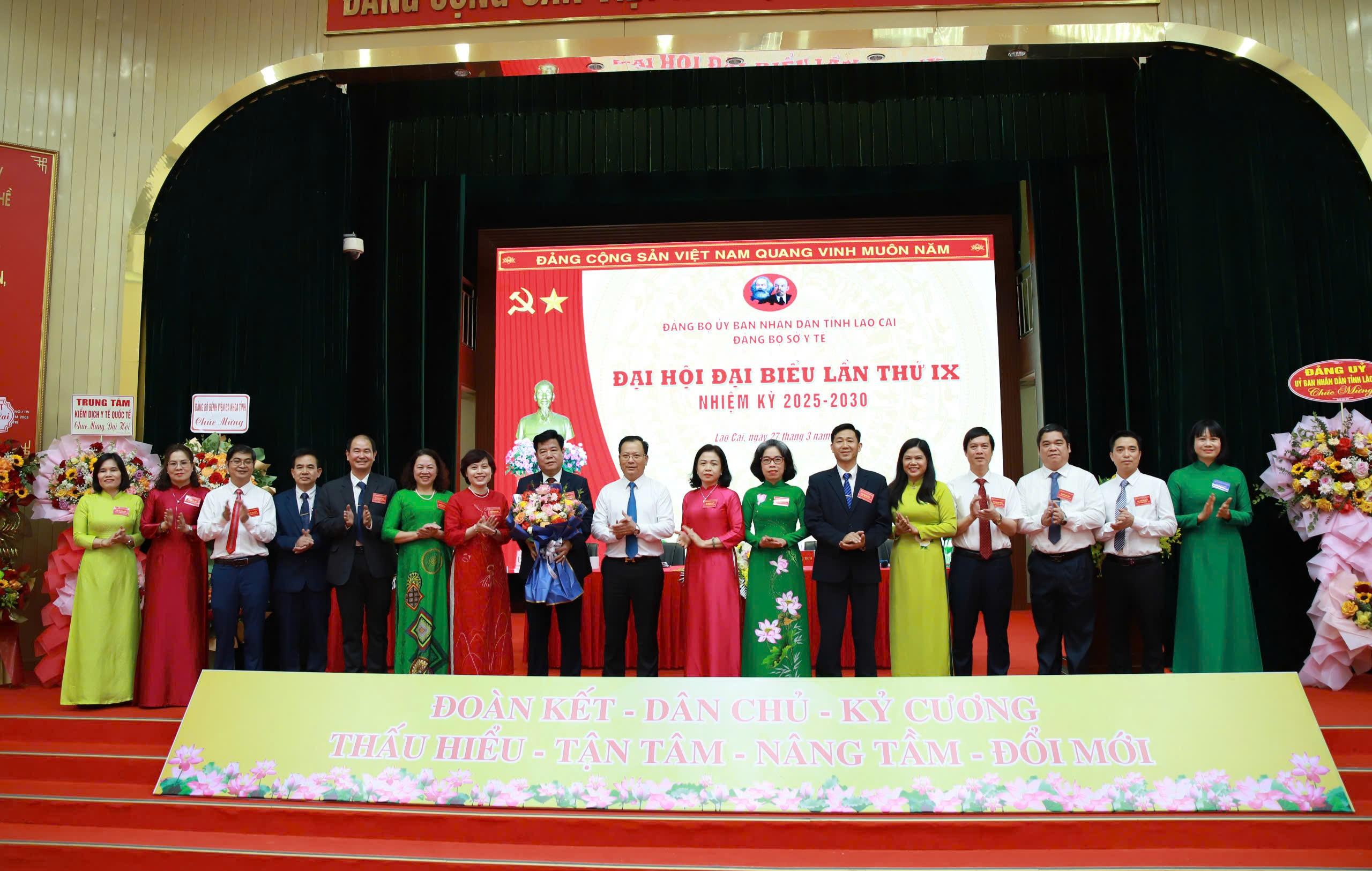 Ban Chấp hành Đảng bộ Sở Y tế khóa IX, nhiệm kỳ 2025 - 2030 ra mắt đại hội. z6448386828134-612b116f7f1619eecf08d73c1e2c88e8.jpg