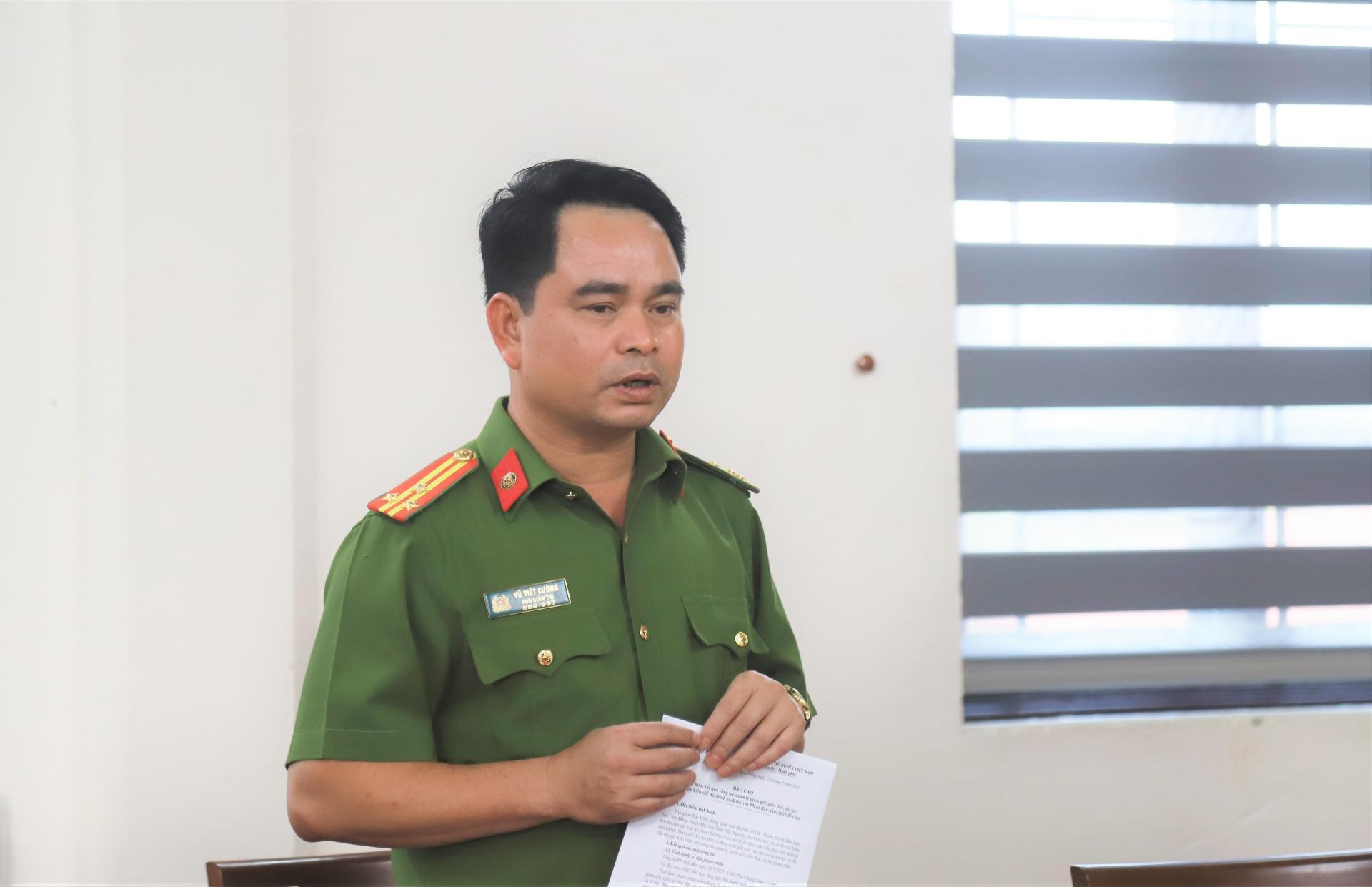 Thượng tá Vũ Việt Cường - Phó Giám thị Trại giam Đại Bình báo cáo tới đồng chí Nguyễn Thái Học - Quyền Bí thư Tỉnh ủy Lâm Đồng về kết quả thực hiện nhiệm vụ của đơn vị