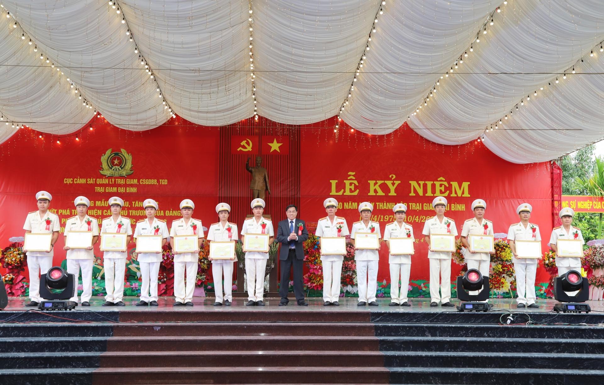 Đồng chí Võ Ngọc Hiệp - Phó Chủ tịch UBND tỉnh trao tặng Bằng khen cho các cá nhân