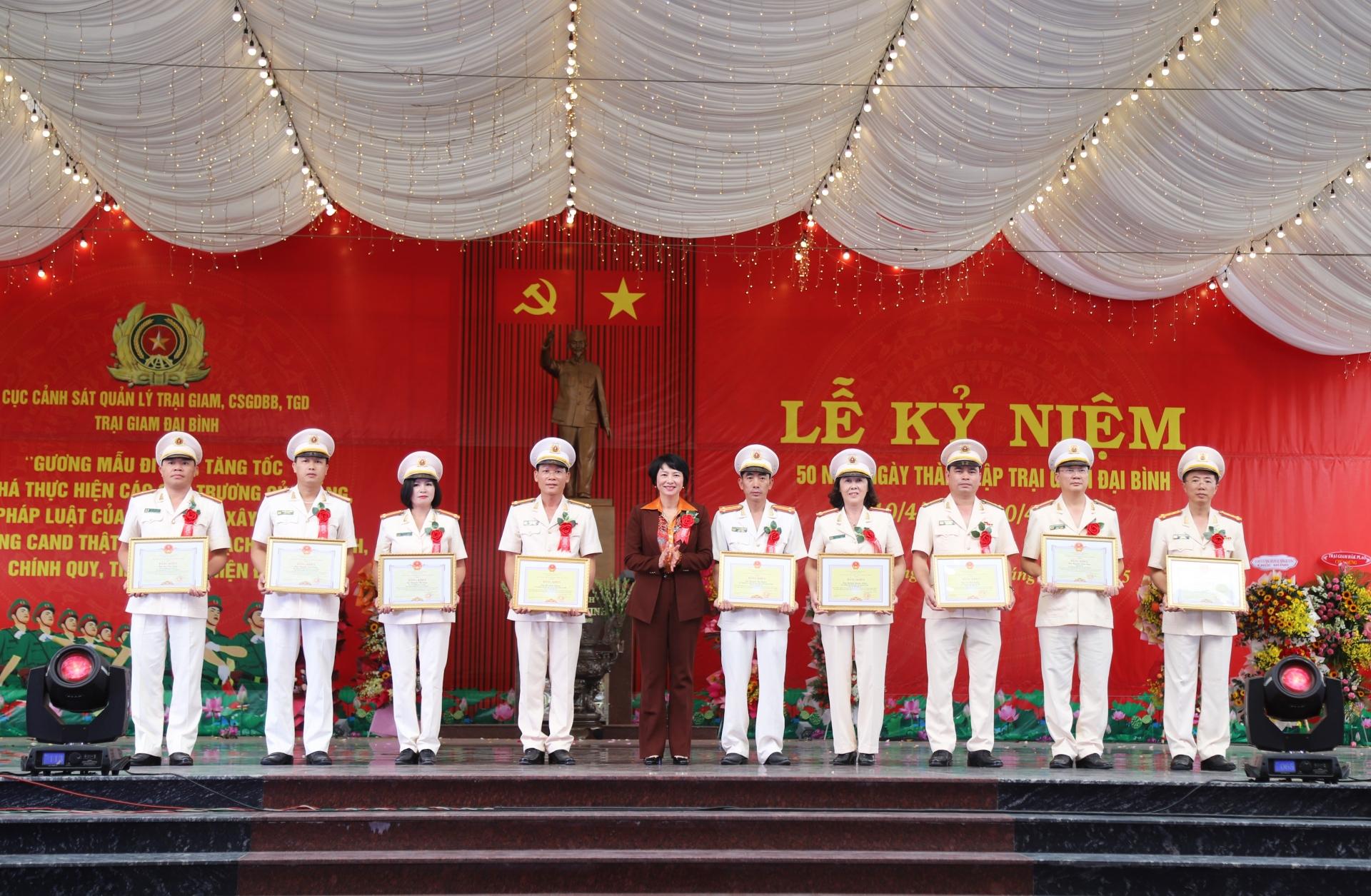 Đồng chí Phạm Thị Phúc - Phó Bí thư Thường trực Tỉnh ủy, Chủ tịch HDDND tỉnh trao Bằng khen cho các tập thể, cá nhân